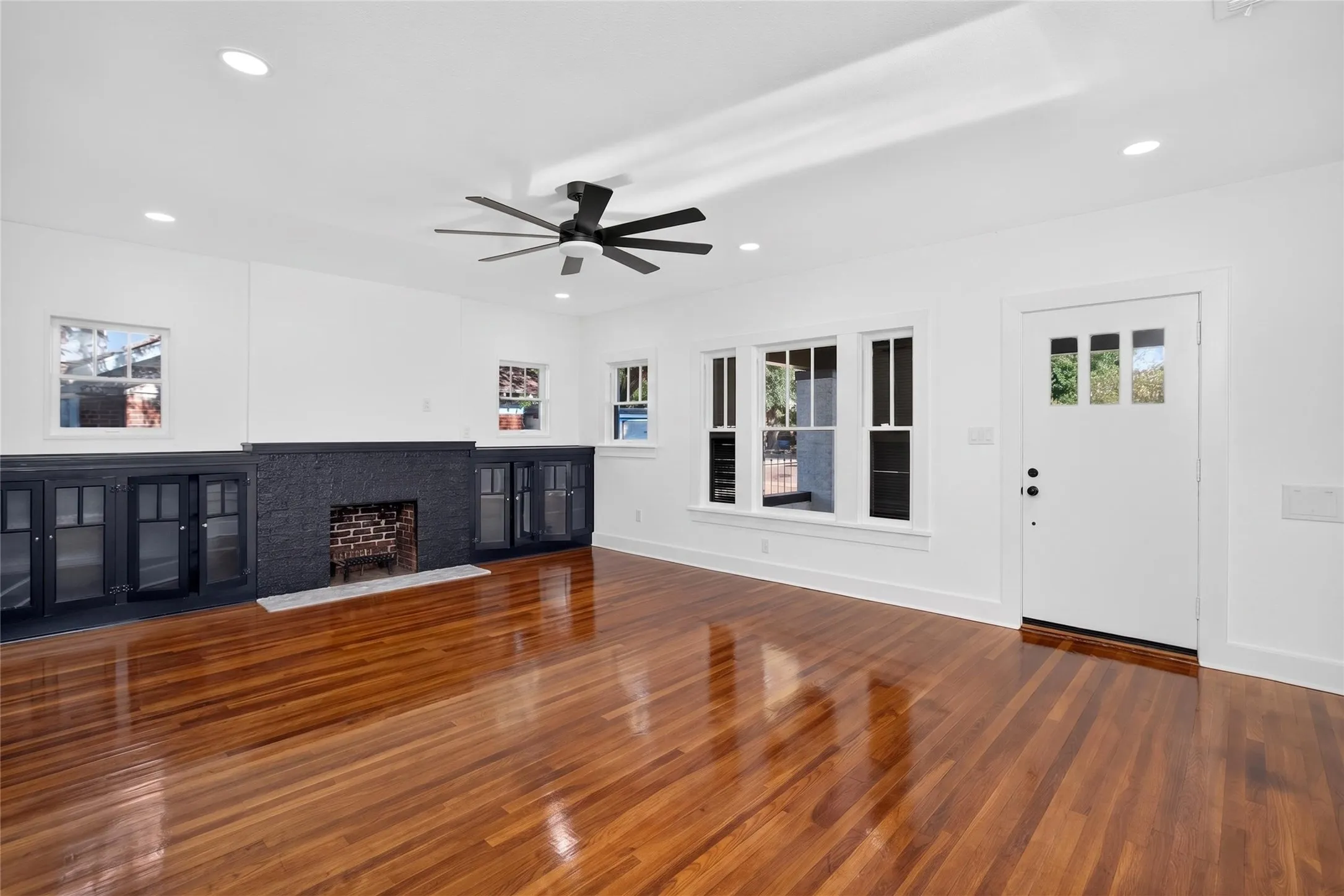Single Family Residence For Sale in Tarrant County , 3410 Meadowbrook Drive, Fort Worth, Texas 76103, 3 Bedroom, 3 Bathroom, Garage spaces, 1,738 Sqft, built in 1926, mls#21328563, Real Estate Agent in Fort Worth, Homes For Sale in Tarrant county, Homes For Sale in Fort Worth, Realtor in Fort Worth Texas, Real Estate Brokerage Independent Realty Texas, Luminita Cordes Realtor