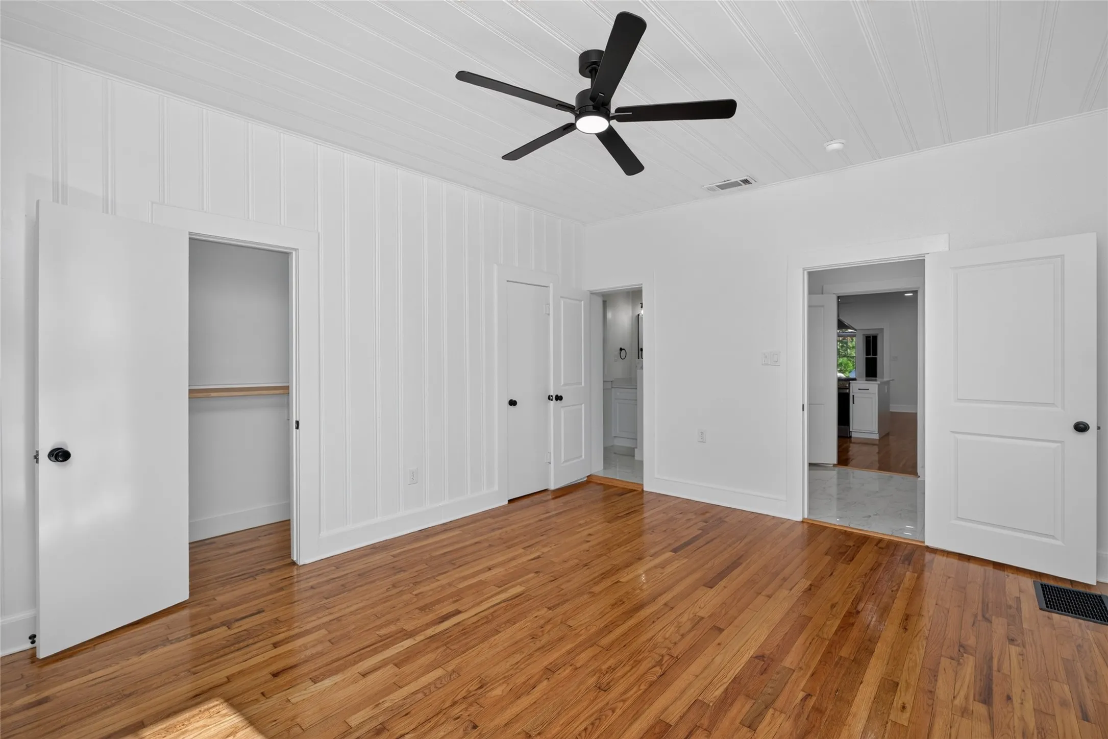 Single Family Residence For Sale in Tarrant County , 3410 Meadowbrook Drive, Fort Worth, Texas 76103, 3 Bedroom, 3 Bathroom, Garage spaces, 1,738 Sqft, built in 1926, mls#21328563, Real Estate Agent in Fort Worth, Homes For Sale in Tarrant county, Homes For Sale in Fort Worth, Realtor in Fort Worth Texas, Real Estate Brokerage Independent Realty Texas, Luminita Cordes Realtor