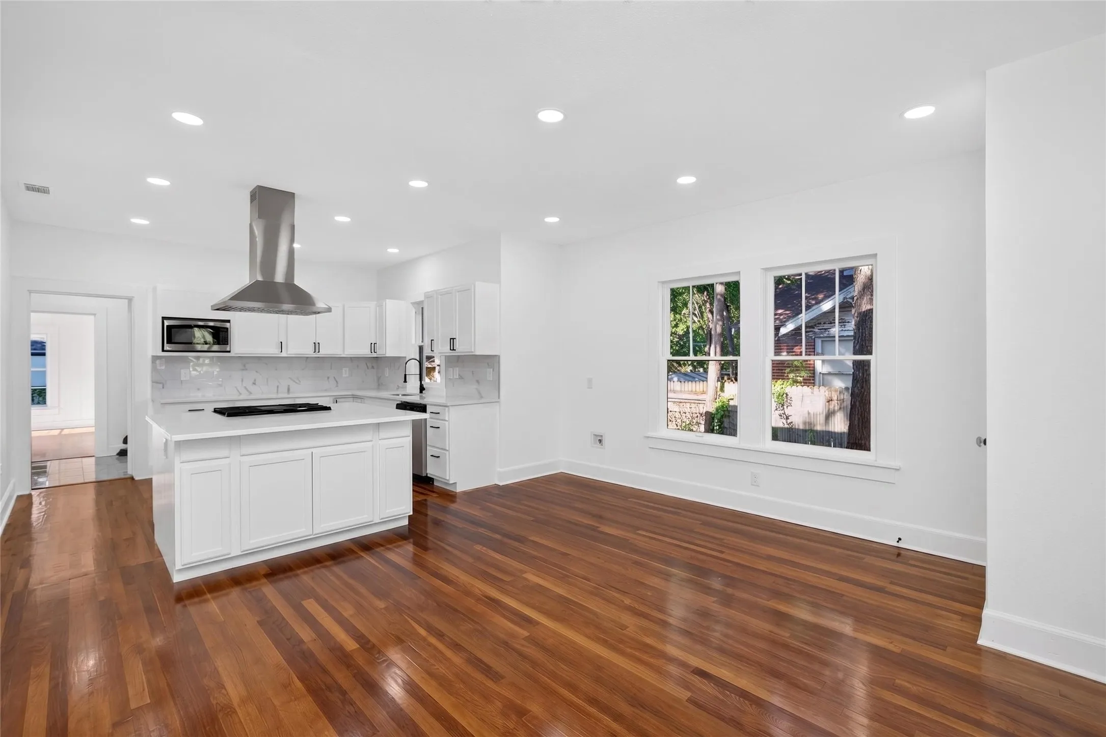 Single Family Residence For Sale in Tarrant County , 3410 Meadowbrook Drive, Fort Worth, Texas 76103, 3 Bedroom, 3 Bathroom, Garage spaces, 1,738 Sqft, built in 1926, mls#21328563, Real Estate Agent in Fort Worth, Homes For Sale in Tarrant county, Homes For Sale in Fort Worth, Realtor in Fort Worth Texas, Real Estate Brokerage Independent Realty Texas, Luminita Cordes Realtor