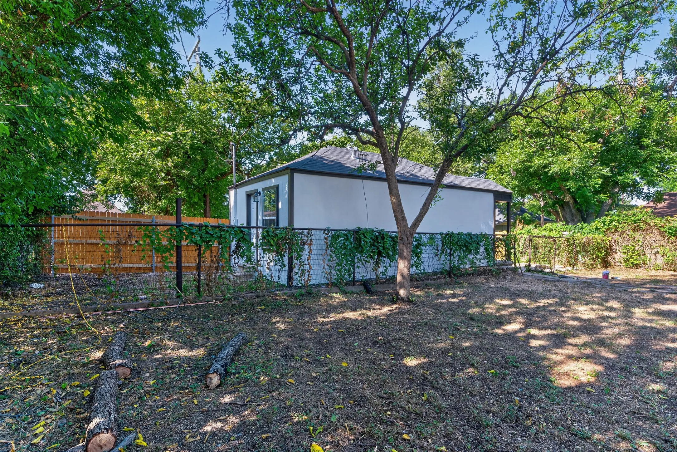 Single Family Residence For Sale in Tarrant County , 3410 Meadowbrook Drive, Fort Worth, Texas 76103, 3 Bedroom, 3 Bathroom, Garage spaces, 1,738 Sqft, built in 1926, mls#21328563, Real Estate Agent in Fort Worth, Homes For Sale in Tarrant county, Homes For Sale in Fort Worth, Realtor in Fort Worth Texas, Real Estate Brokerage Independent Realty Texas, Luminita Cordes Realtor