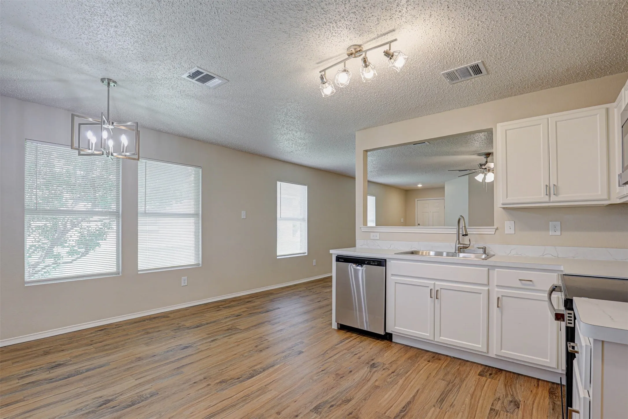 Single Family Residence For Sale in Tarrant County , 520 Brasenose Street, Fort Worth, Texas 76036, 3 Bedroom, 2 Bathroom, 2 Garage spaces, 1,520 Sqft, built in 2003, mls#21327775, Real Estate Agent in Fort Worth, Homes For Sale in Tarrant county, Homes For Sale in Fort Worth, Realtor in Fort Worth Texas, Real Estate Brokerage Independent Realty Texas, Luminita Cordes Realtor