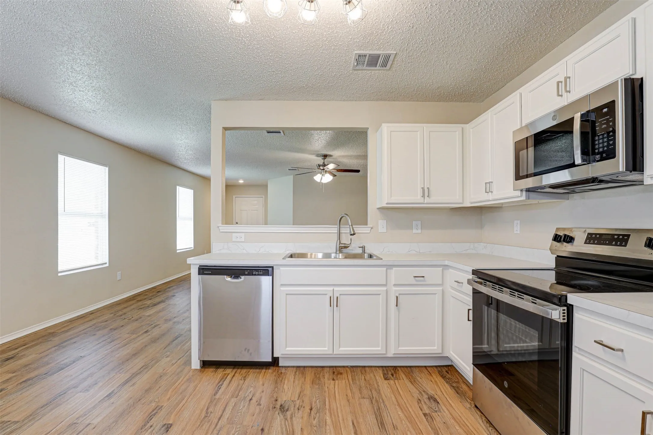 Single Family Residence For Sale in Tarrant County , 520 Brasenose Street, Fort Worth, Texas 76036, 3 Bedroom, 2 Bathroom, 2 Garage spaces, 1,520 Sqft, built in 2003, mls#21327775, Real Estate Agent in Fort Worth, Homes For Sale in Tarrant county, Homes For Sale in Fort Worth, Realtor in Fort Worth Texas, Real Estate Brokerage Independent Realty Texas, Luminita Cordes Realtor