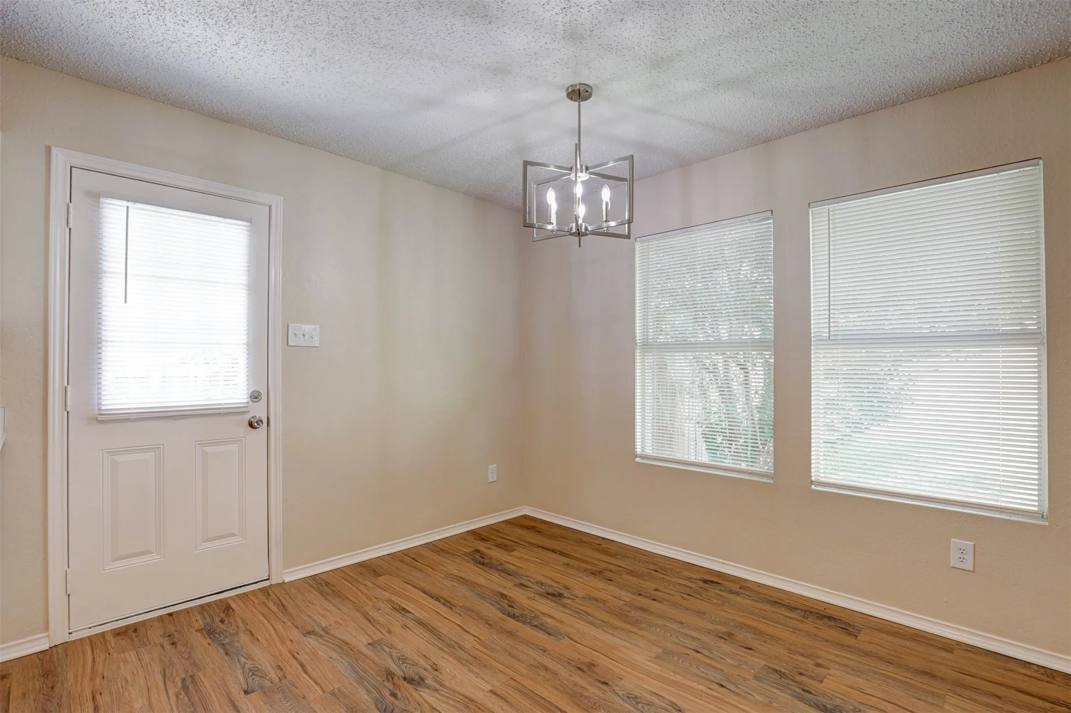 Single Family Residence For Sale in Tarrant County , 520 Brasenose Street, Fort Worth, Texas 76036, 3 Bedroom, 2 Bathroom, 2 Garage spaces, 1,520 Sqft, built in 2003, mls#21327775, Real Estate Agent in Fort Worth, Homes For Sale in Tarrant county, Homes For Sale in Fort Worth, Realtor in Fort Worth Texas, Real Estate Brokerage Independent Realty Texas, Luminita Cordes Realtor
