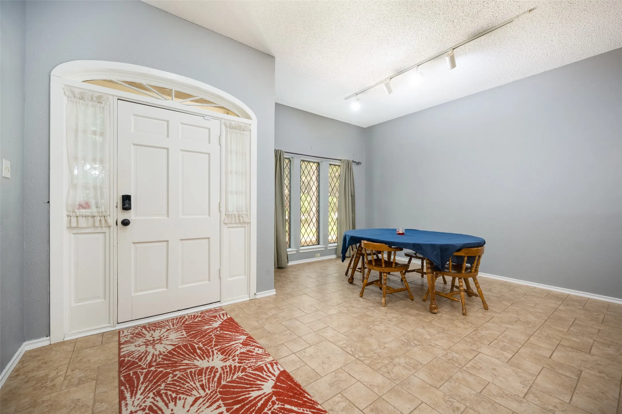 Dining are and entryway