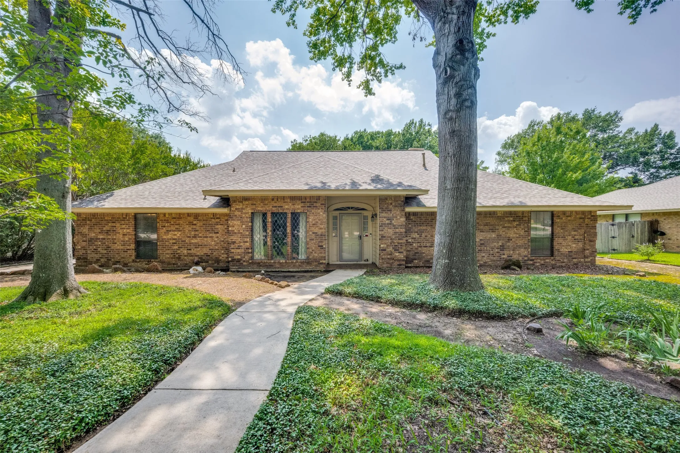 Single Family Residence For Sale in Denton County , 2144 Savannah Trail, Denton, Texas 76205, 3 Bedroom, 3 Bathroom, 2 Garage spaces, 2,709 Sqft, built in 1981, mls#21328251, Real Estate Agent in Denton, Homes For Sale in Denton county, Homes For Sale in Denton, Realtor in Denton Texas, Real Estate Brokerage Independent Realty Texas, Luminita Cordes Realtor
