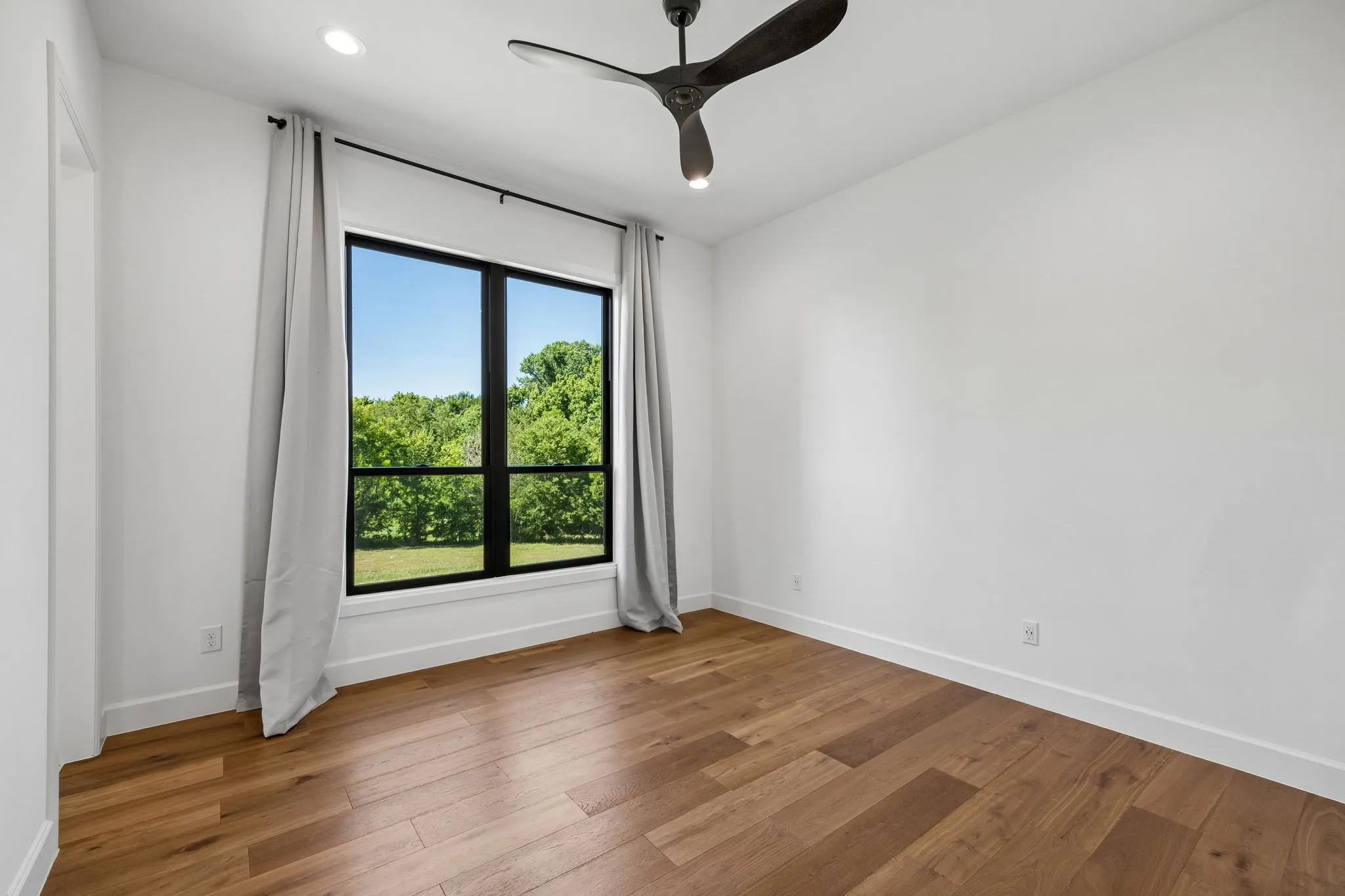 Single Family Residence For Sale in Ellis County , 468 Andrews Road, Ennis, Texas 75119, 5 Bedrooms, 5 Bathrooms, 2 Garage spaces, 4,350 Sqft, built in 2022, Price $2,199,990, mls#21328580, Real Estate Agent in Ennis, Homes For Sale in Ellis county, Homes For Sale in Ennis, Realtor in Ennis Texas, Real Estate Brokerage Independent Realty Texas, Luminita Cordes Realtor