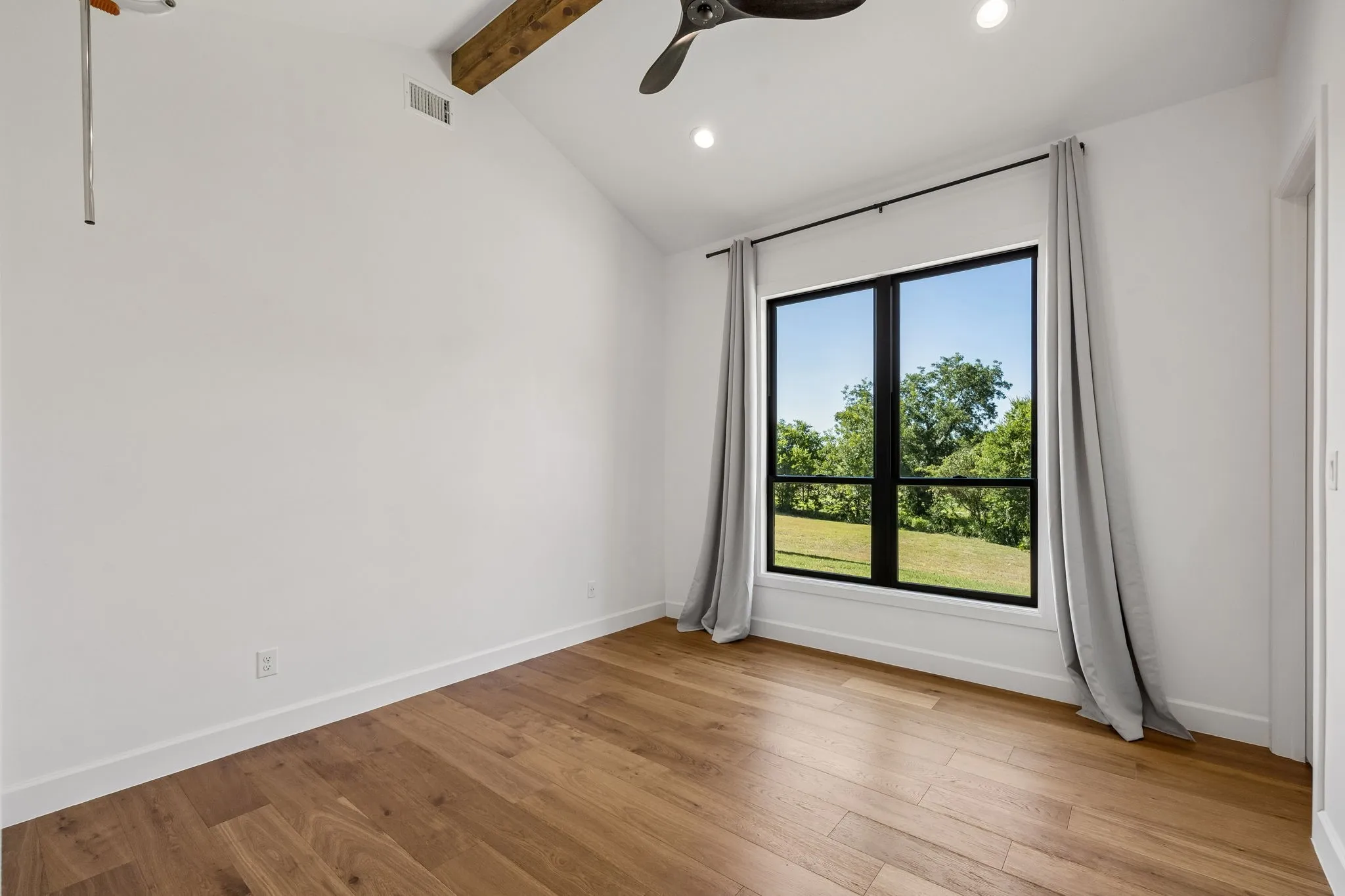 Single Family Residence For Sale in Ellis County , 468 Andrews Road, Ennis, Texas 75119, 5 Bedrooms, 5 Bathrooms, 2 Garage spaces, 4,350 Sqft, built in 2022, Price $2,199,990, mls#21328580, Real Estate Agent in Ennis, Homes For Sale in Ellis county, Homes For Sale in Ennis, Realtor in Ennis Texas, Real Estate Brokerage Independent Realty Texas, Luminita Cordes Realtor