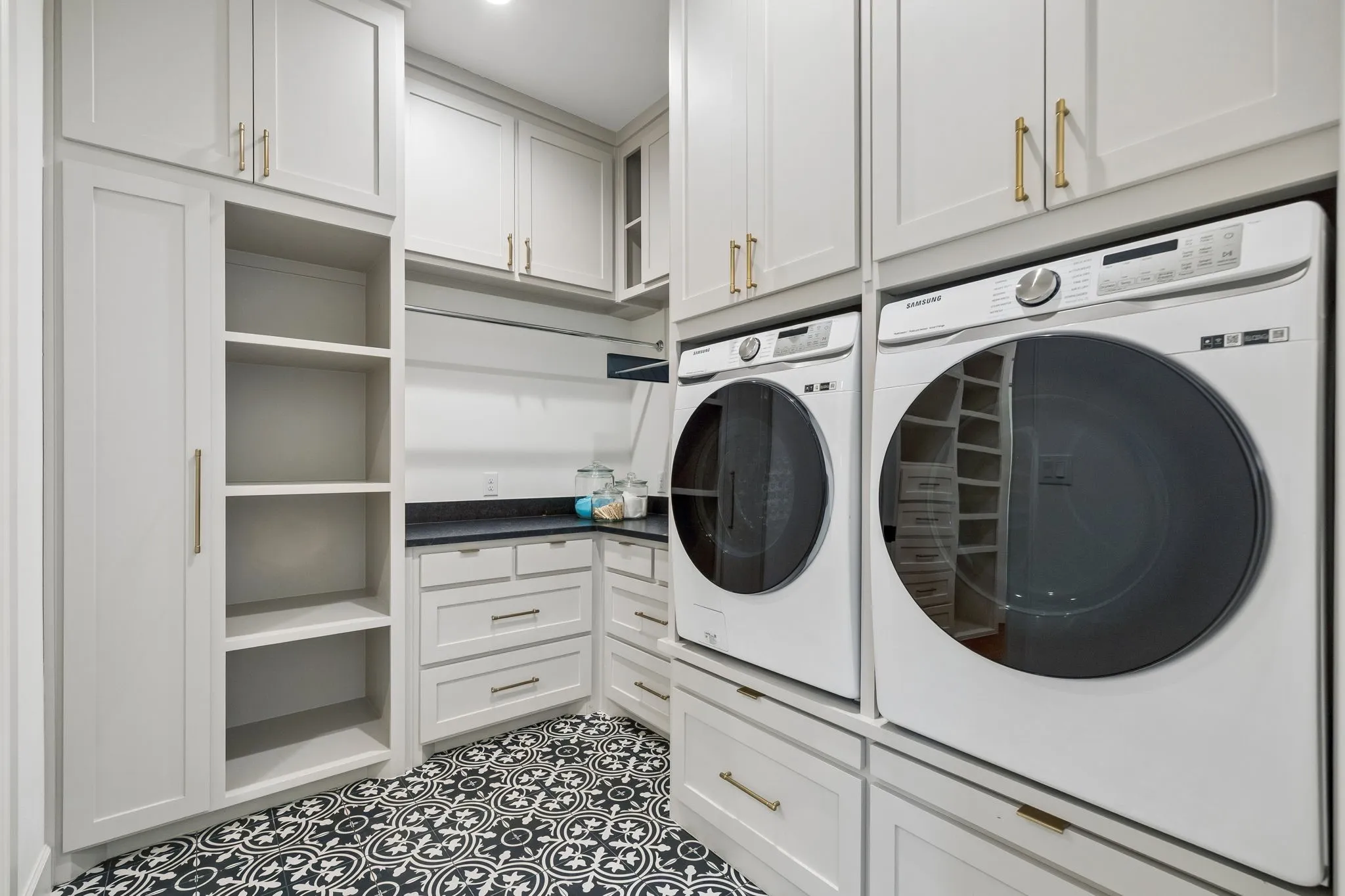 Single Family Residence For Sale in Ellis County , 468 Andrews Road, Ennis, Texas 75119, 5 Bedrooms, 5 Bathrooms, 2 Garage spaces, 4,350 Sqft, built in 2022, Price $2,199,990, mls#21328580, Real Estate Agent in Ennis, Homes For Sale in Ellis county, Homes For Sale in Ennis, Realtor in Ennis Texas, Real Estate Brokerage Independent Realty Texas, Luminita Cordes Realtor