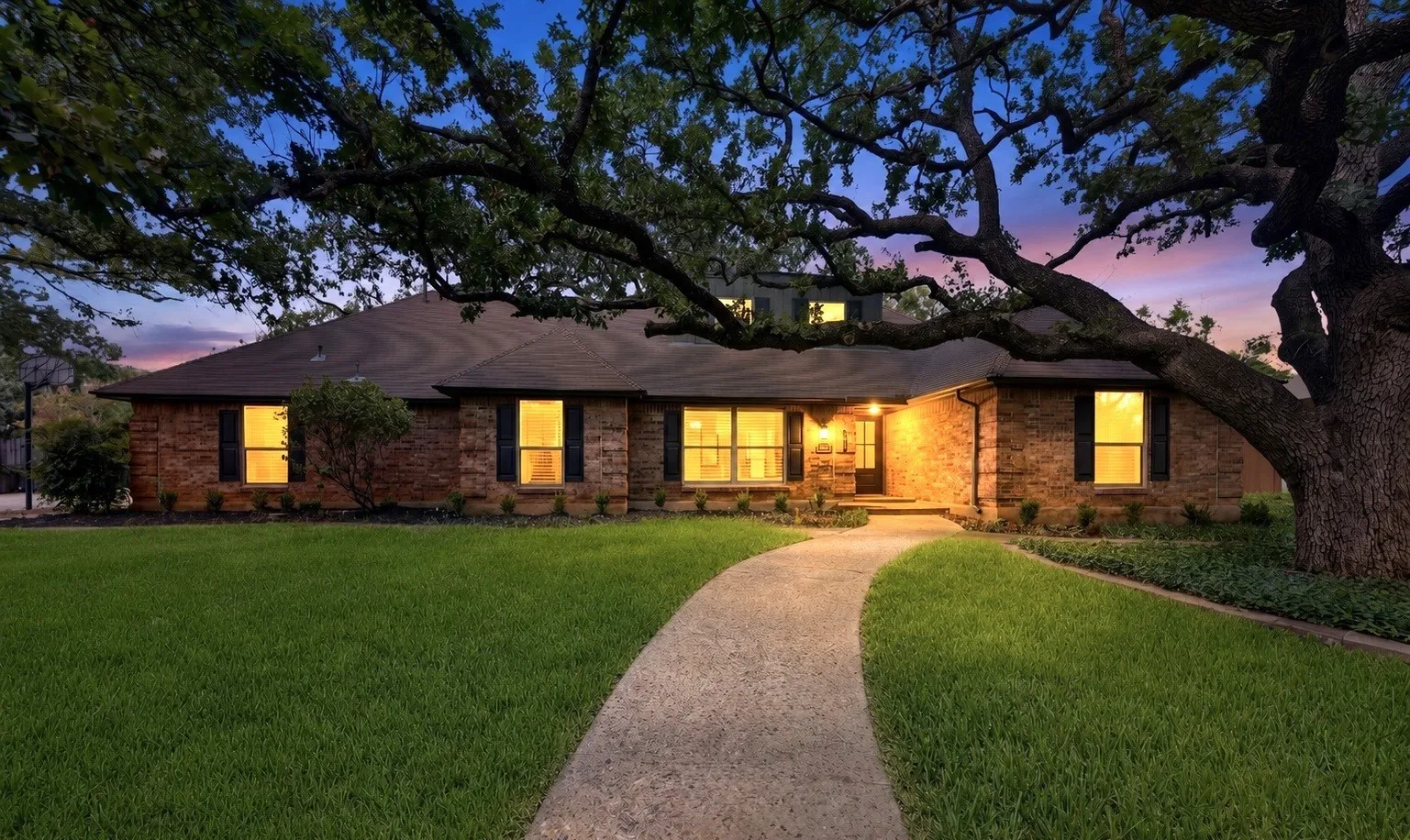 Single Family Residence For Sale in Tarrant County , 3609 Country Club Road, Arlington, Texas 76013, 3 Bedroom, 3 Bathroom, 2 Garage spaces, 2,485 Sqft, built in 1969, mls#21328127, Real Estate Agent in Arlington, Homes For Sale in Tarrant county, Homes For Sale in Arlington, Realtor in Arlington Texas, Real Estate Brokerage Independent Realty Texas, Luminita Cordes Realtor