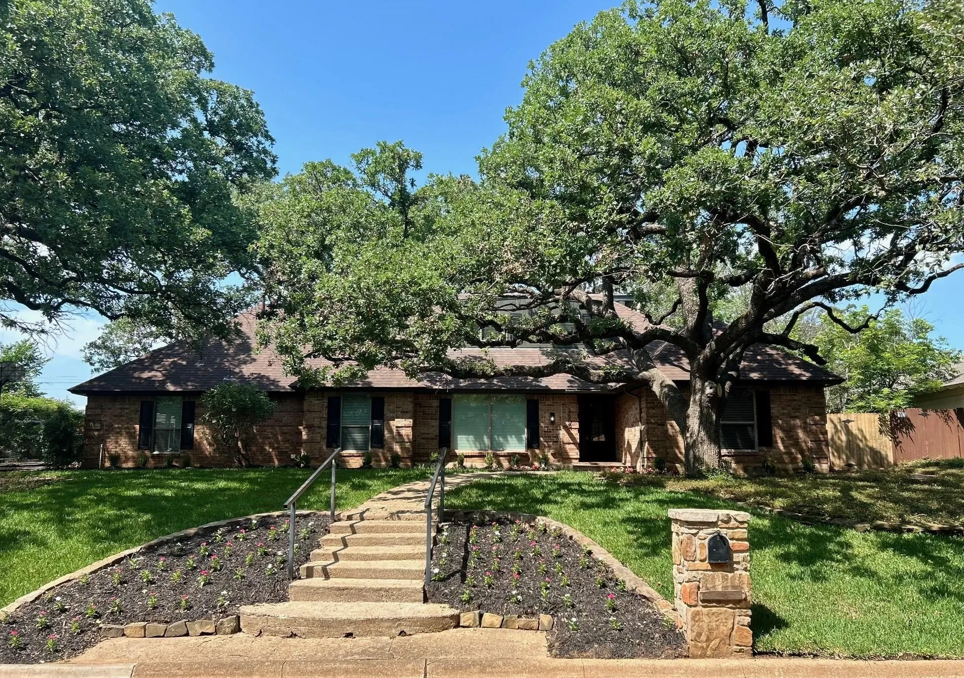 Single Family Residence For Sale in Tarrant County , 3609 Country Club Road, Arlington, Texas 76013, 3 Bedroom, 3 Bathroom, 2 Garage spaces, 2,485 Sqft, built in 1969, mls#21328127, Real Estate Agent in Arlington, Homes For Sale in Tarrant county, Homes For Sale in Arlington, Realtor in Arlington Texas, Real Estate Brokerage Independent Realty Texas, Luminita Cordes Realtor