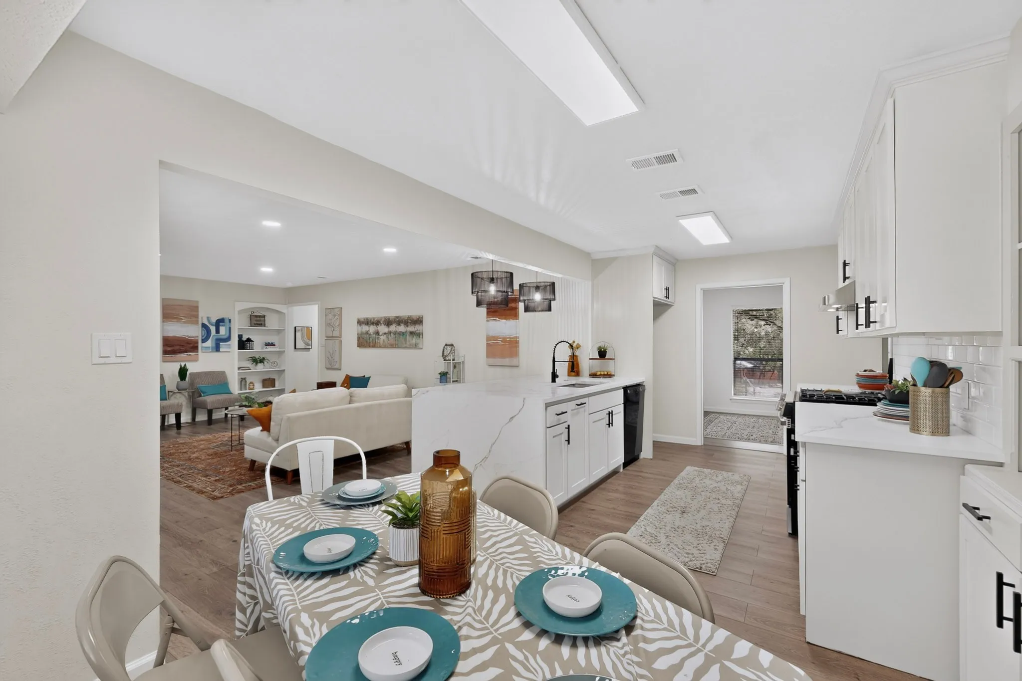 Single Family Residence For Sale in Tarrant County , 3609 Country Club Road, Arlington, Texas 76013, 3 Bedroom, 3 Bathroom, 2 Garage spaces, 2,485 Sqft, built in 1969, mls#21328127, Real Estate Agent in Arlington, Homes For Sale in Tarrant county, Homes For Sale in Arlington, Realtor in Arlington Texas, Real Estate Brokerage Independent Realty Texas, Luminita Cordes Realtor