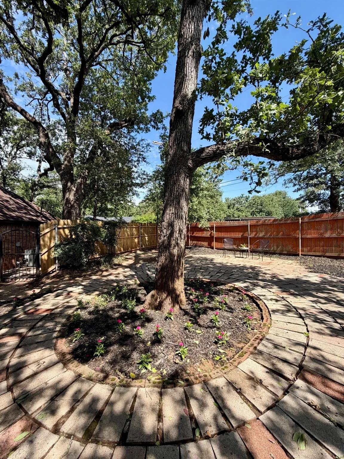 Single Family Residence For Sale in Tarrant County , 3609 Country Club Road, Arlington, Texas 76013, 3 Bedroom, 3 Bathroom, 2 Garage spaces, 2,485 Sqft, built in 1969, mls#21328127, Real Estate Agent in Arlington, Homes For Sale in Tarrant county, Homes For Sale in Arlington, Realtor in Arlington Texas, Real Estate Brokerage Independent Realty Texas, Luminita Cordes Realtor