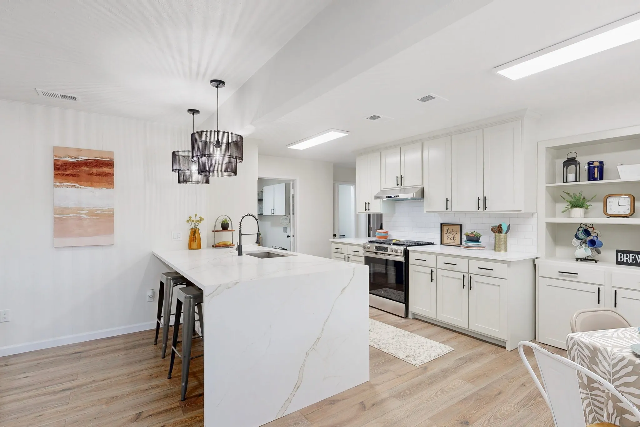 Single Family Residence For Sale in Tarrant County , 3609 Country Club Road, Arlington, Texas 76013, 3 Bedroom, 3 Bathroom, 2 Garage spaces, 2,485 Sqft, built in 1969, mls#21328127, Real Estate Agent in Arlington, Homes For Sale in Tarrant county, Homes For Sale in Arlington, Realtor in Arlington Texas, Real Estate Brokerage Independent Realty Texas, Luminita Cordes Realtor