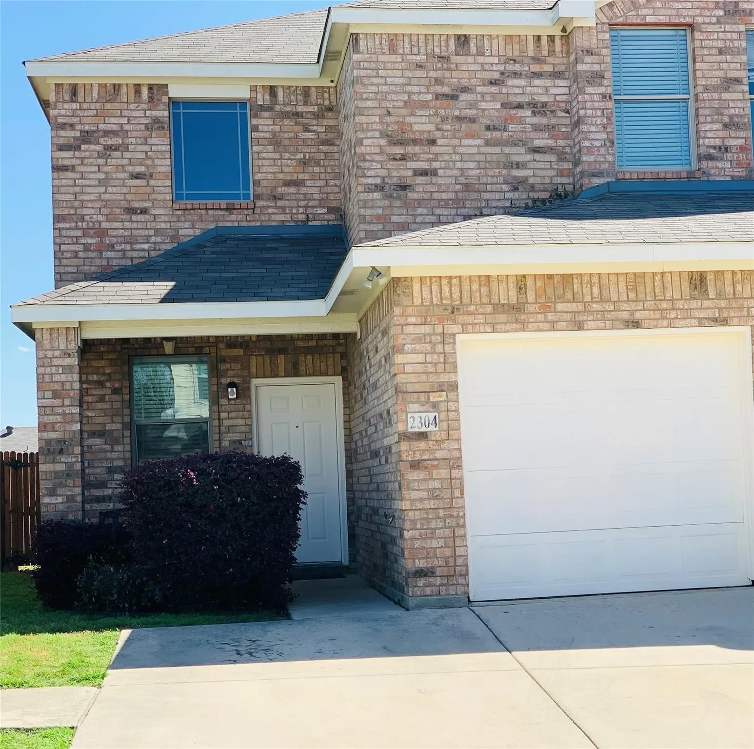 Single Family Residence For Rent in Tarrant County , 2304 Aldergate Drive, Arlington, Texas 76012, 3 Bedroom, 3 Bathroom, 1 Garage spaces, 1,206 Sqft, built in 2008, mls#21328732, Real Estate Agent in Arlington, Homes For Rent in Tarrant county, Homes For Rent in Arlington, Realtor in Arlington Texas, Real Estate Brokerage Independent Realty Texas, Luminita Cordes Realtor