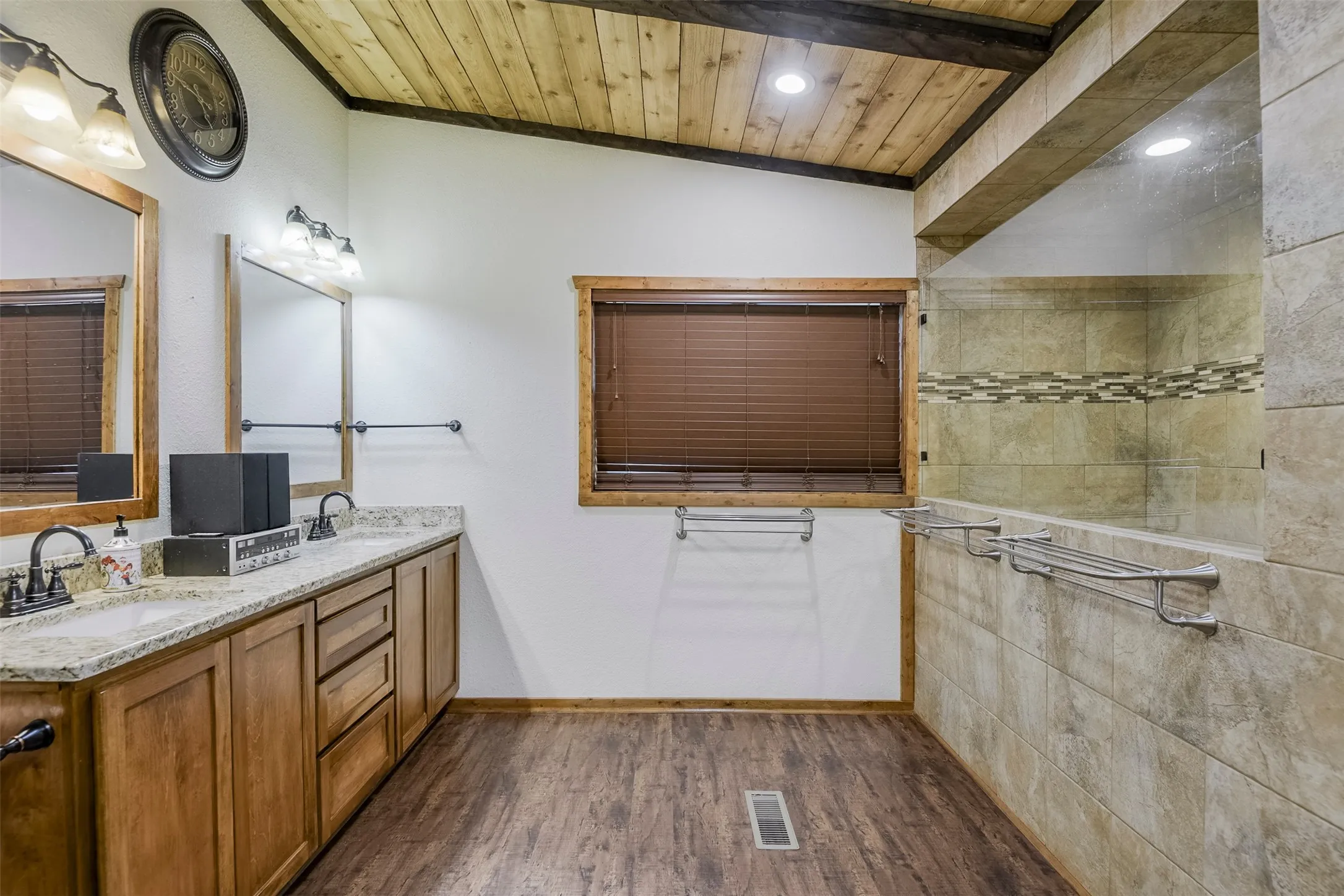 Mobile Home For Sale in Henderson County , 182 Indian Gap Road, Mabank, Texas 75156, 4 Bedroom, 2 Bathroom, 1 Garage spaces, 2,600 Sqft, built in 1987, mls#21328208, Real Estate Agent in Mabank, Homes For Sale in Henderson county, Homes For Sale in Mabank, Realtor in Mabank Texas, Real Estate Brokerage Independent Realty Texas, Luminita Cordes Realtor