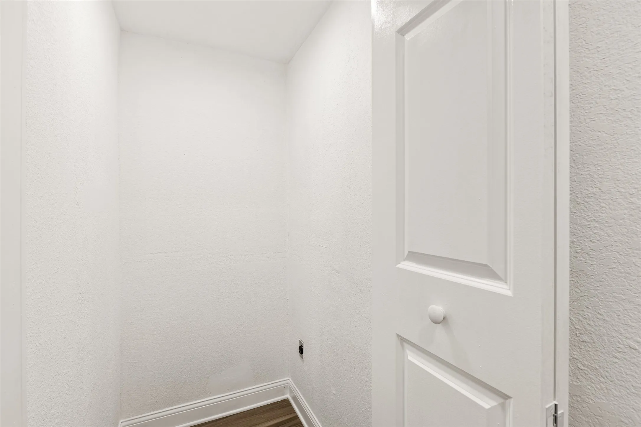 Single Family Residence For Sale in Dallas County , 2111 El Capitan Drive, Dallas, Texas 75228, 3 Bedroom, 1 Bathroom, 1 Garage spaces, 894 Sqft, built in 1955, mls#21314250, Real Estate Agent in Dallas, Homes For Sale in Dallas county, Homes For Sale in Dallas, Realtor in Dallas Texas, Real Estate Brokerage Independent Realty Texas, Luminita Cordes Realtor