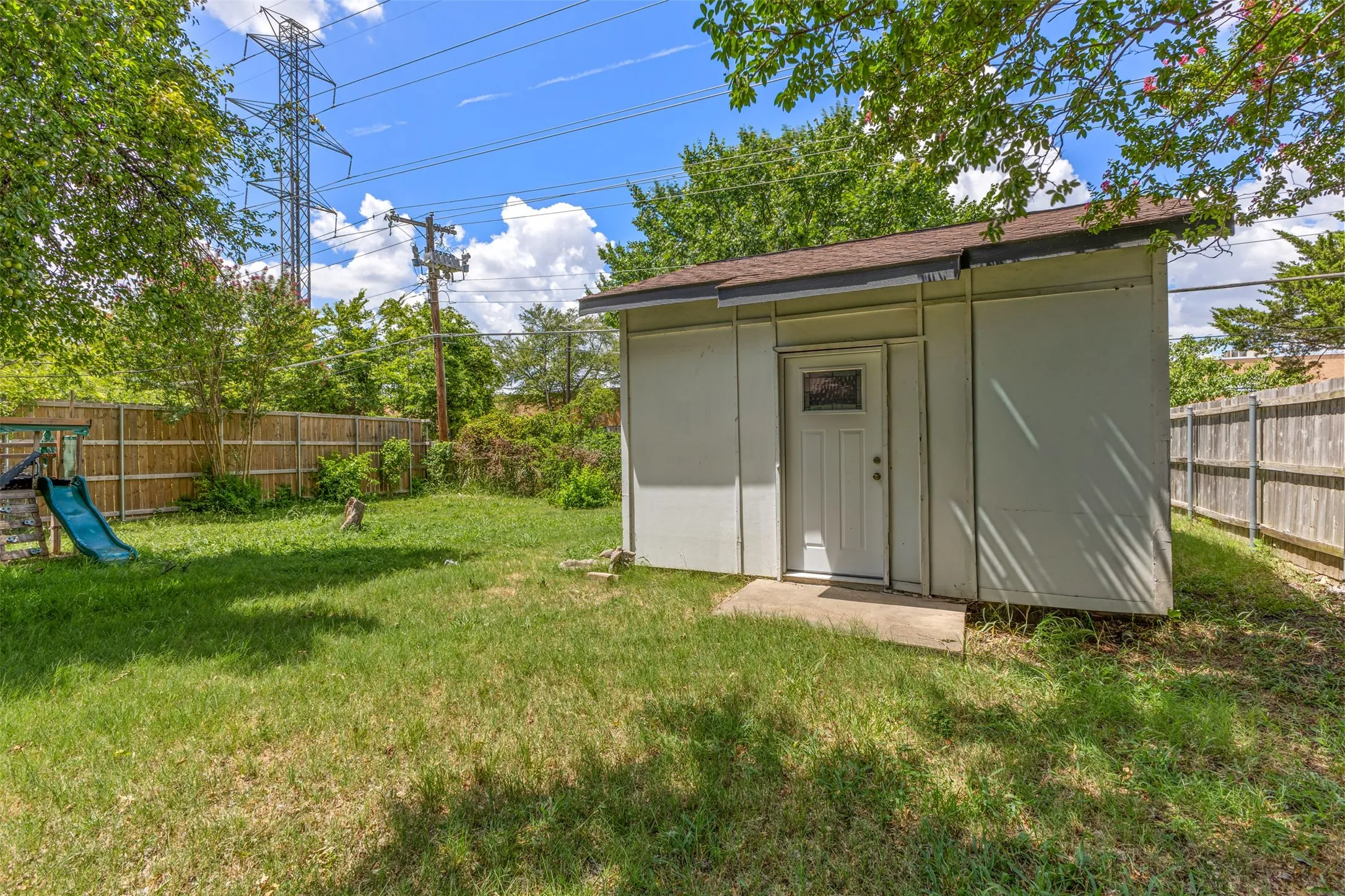 Single Family Residence For Sale in Dallas County , 2111 El Capitan Drive, Dallas, Texas 75228, 3 Bedroom, 1 Bathroom, 1 Garage spaces, 894 Sqft, built in 1955, mls#21314250, Real Estate Agent in Dallas, Homes For Sale in Dallas county, Homes For Sale in Dallas, Realtor in Dallas Texas, Real Estate Brokerage Independent Realty Texas, Luminita Cordes Realtor
