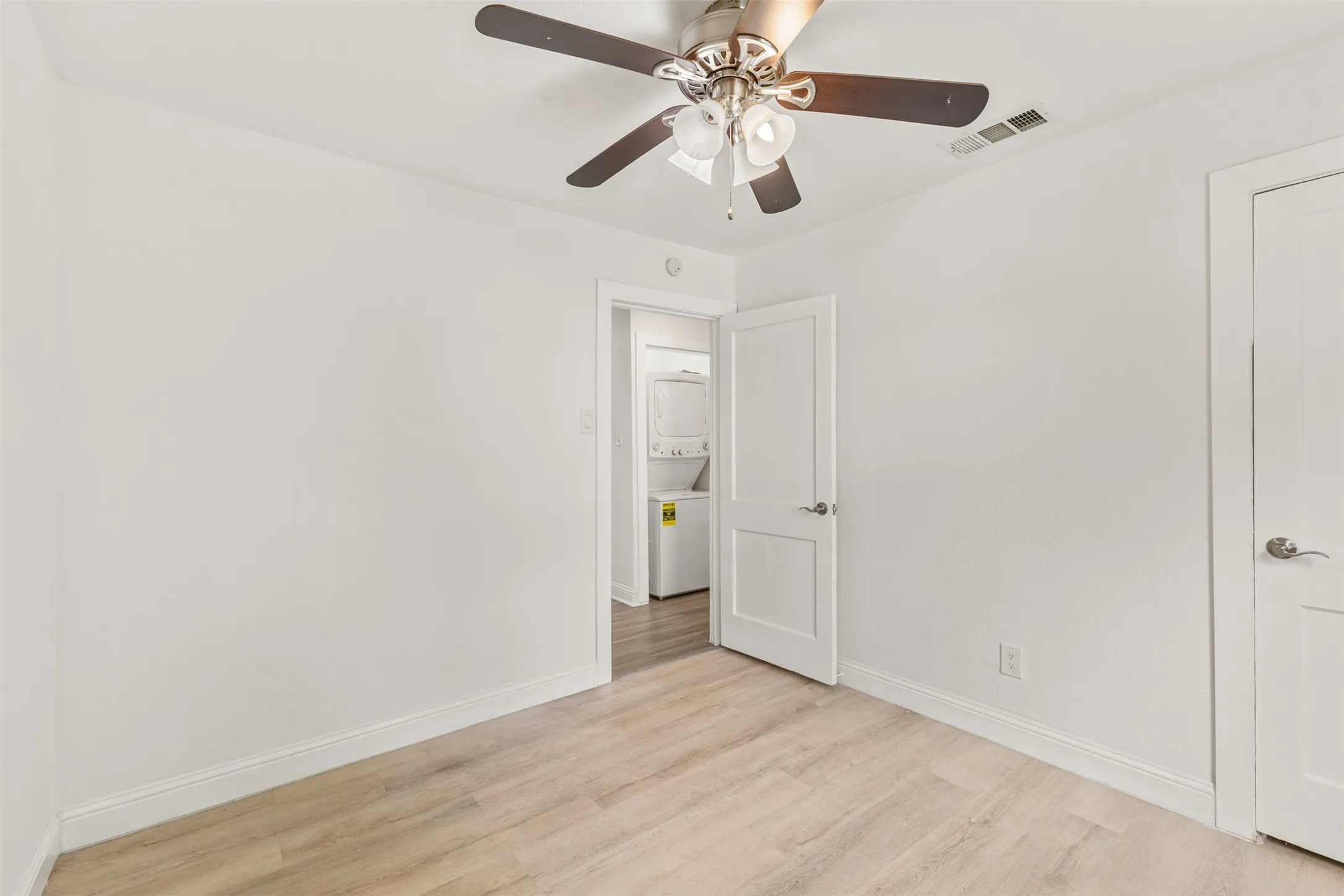 Single Family Residence For Sale in Dallas County , 2111 El Capitan Drive, Dallas, Texas 75228, 3 Bedroom, 1 Bathroom, 1 Garage spaces, 894 Sqft, built in 1955, mls#21314250, Real Estate Agent in Dallas, Homes For Sale in Dallas county, Homes For Sale in Dallas, Realtor in Dallas Texas, Real Estate Brokerage Independent Realty Texas, Luminita Cordes Realtor