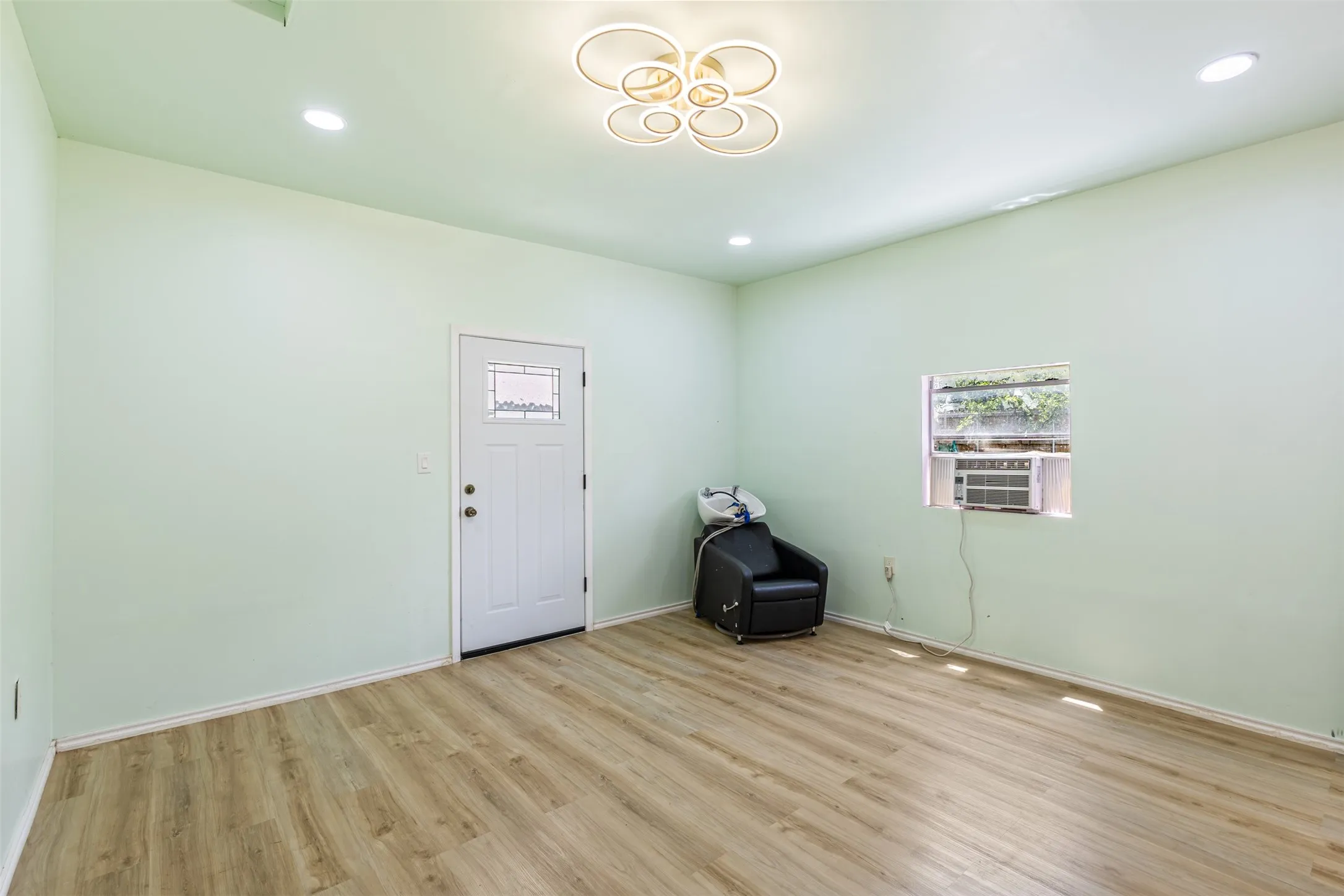 Single Family Residence For Sale in Dallas County , 2111 El Capitan Drive, Dallas, Texas 75228, 3 Bedroom, 1 Bathroom, 1 Garage spaces, 894 Sqft, built in 1955, mls#21314250, Real Estate Agent in Dallas, Homes For Sale in Dallas county, Homes For Sale in Dallas, Realtor in Dallas Texas, Real Estate Brokerage Independent Realty Texas, Luminita Cordes Realtor