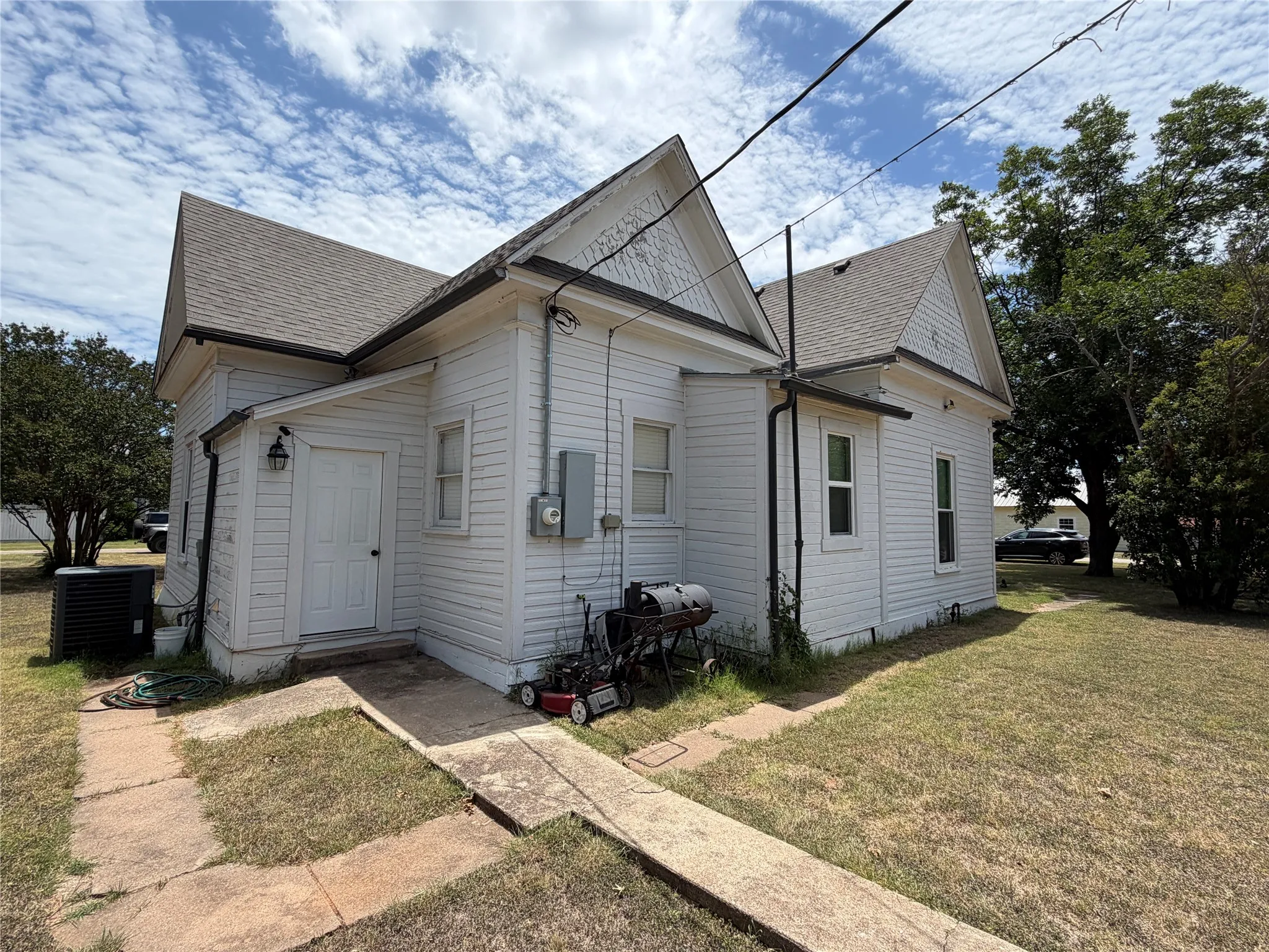Single Family Residence For Sale in Hill County , 601 N San Jacinto Street, Whitney, Texas 76692, 3 Bedroom, 1 Bathroom, Garage spaces, 1,496 Sqft, built in 1900, mls#21328745, Real Estate Agent in Whitney, Homes For Sale in Hill county, Homes For Sale in Whitney, Realtor in Whitney Texas, Real Estate Brokerage Independent Realty Texas, Luminita Cordes Realtor