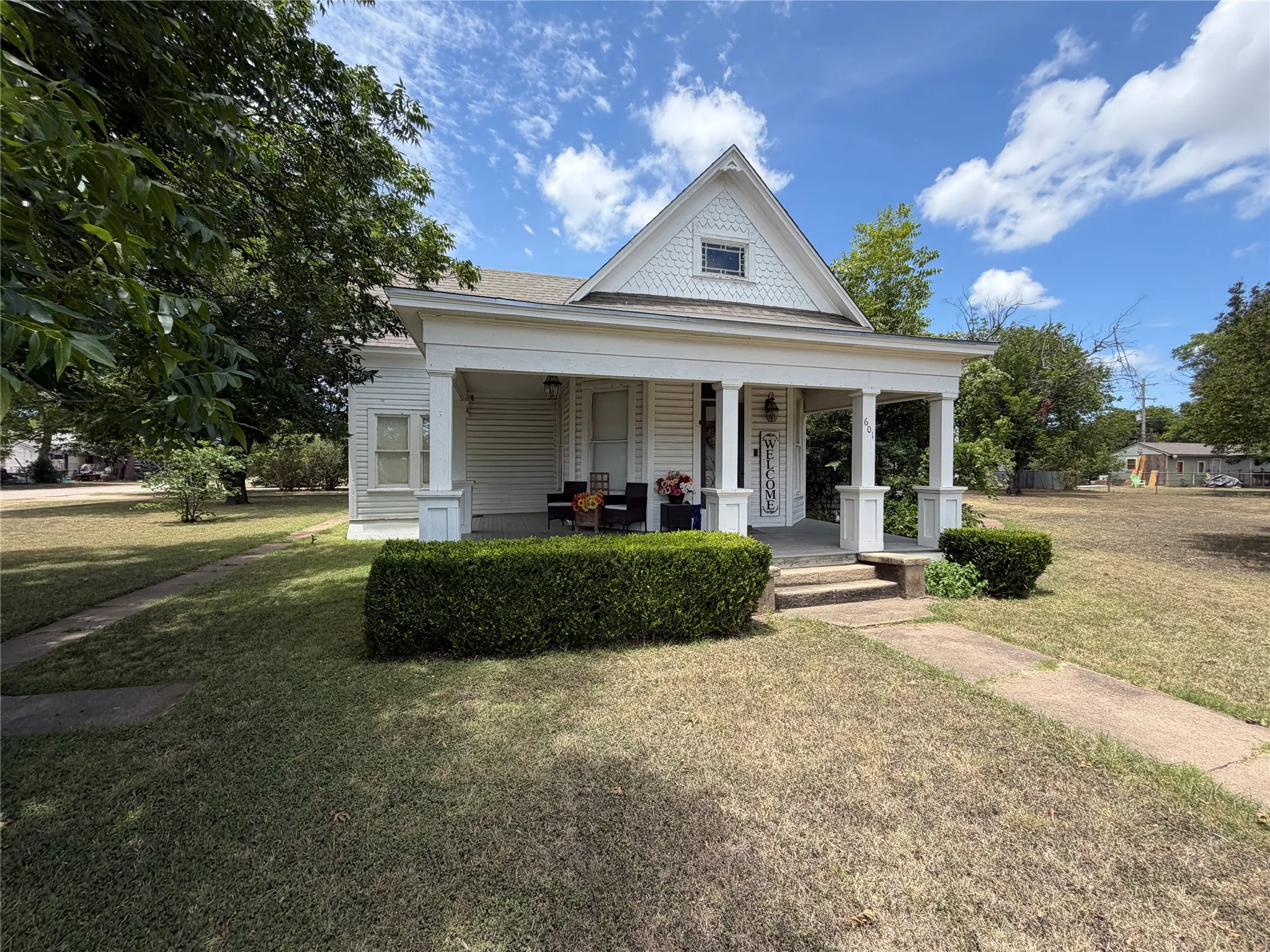 Single Family Residence For Sale in Hill County , 601 N San Jacinto Street, Whitney, Texas 76692, 3 Bedroom, 1 Bathroom, Garage spaces, 1,496 Sqft, built in 1900, mls#21328745, Real Estate Agent in Whitney, Homes For Sale in Hill county, Homes For Sale in Whitney, Realtor in Whitney Texas, Real Estate Brokerage Independent Realty Texas, Luminita Cordes Realtor