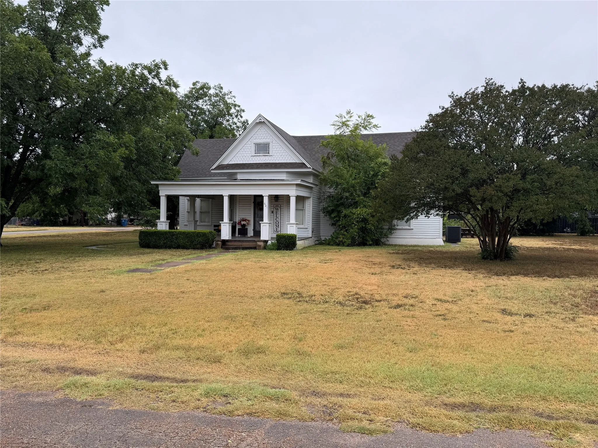 Single Family Residence For Sale in Hill County , 601 N San Jacinto Street, Whitney, Texas 76692, 3 Bedroom, 1 Bathroom, Garage spaces, 1,496 Sqft, built in 1900, mls#21328745, Real Estate Agent in Whitney, Homes For Sale in Hill county, Homes For Sale in Whitney, Realtor in Whitney Texas, Real Estate Brokerage Independent Realty Texas, Luminita Cordes Realtor