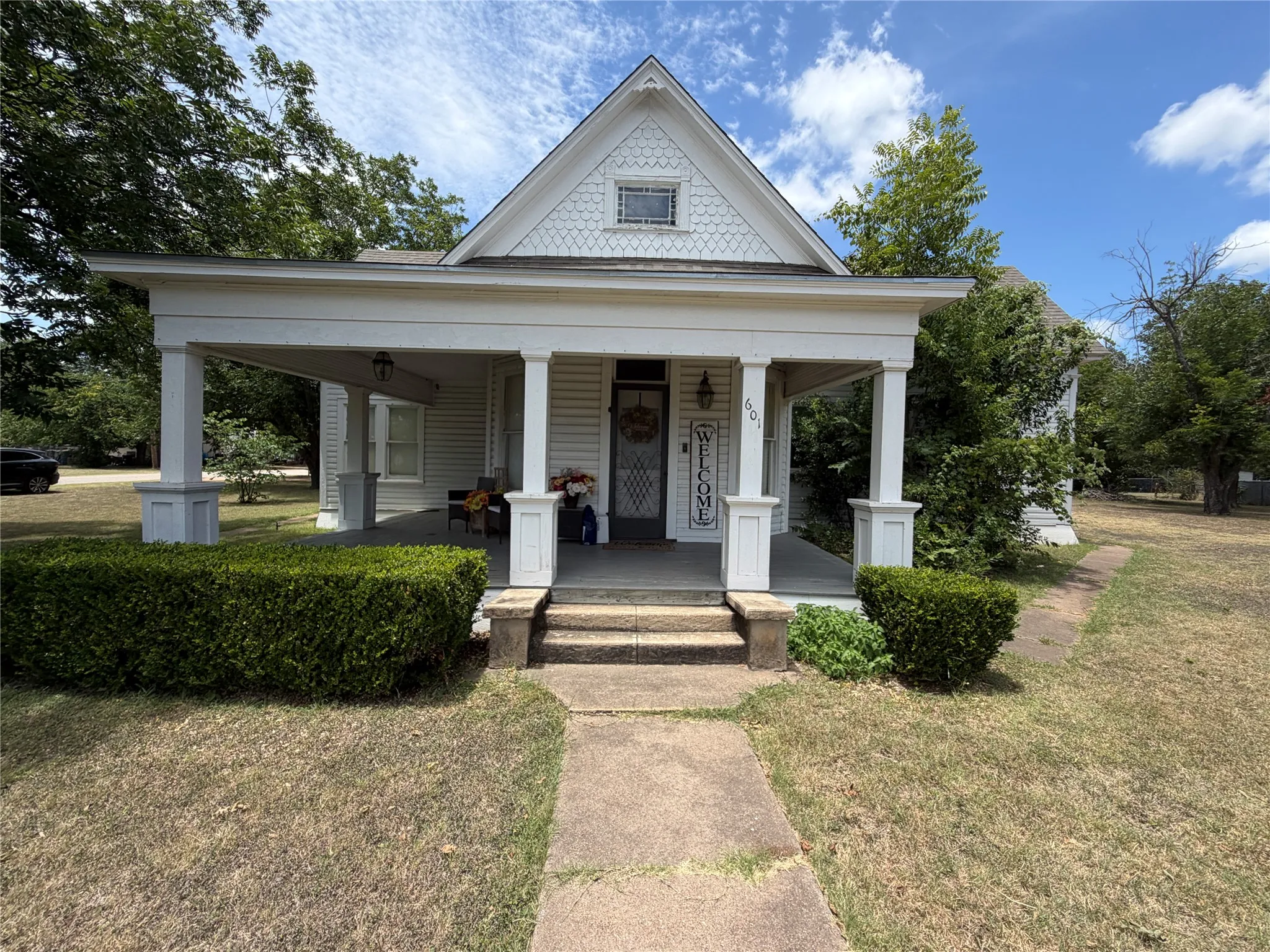 Single Family Residence For Sale in Hill County , 601 N San Jacinto Street, Whitney, Texas 76692, 3 Bedroom, 1 Bathroom, Garage spaces, 1,496 Sqft, built in 1900, mls#21328745, Real Estate Agent in Whitney, Homes For Sale in Hill county, Homes For Sale in Whitney, Realtor in Whitney Texas, Real Estate Brokerage Independent Realty Texas, Luminita Cordes Realtor
