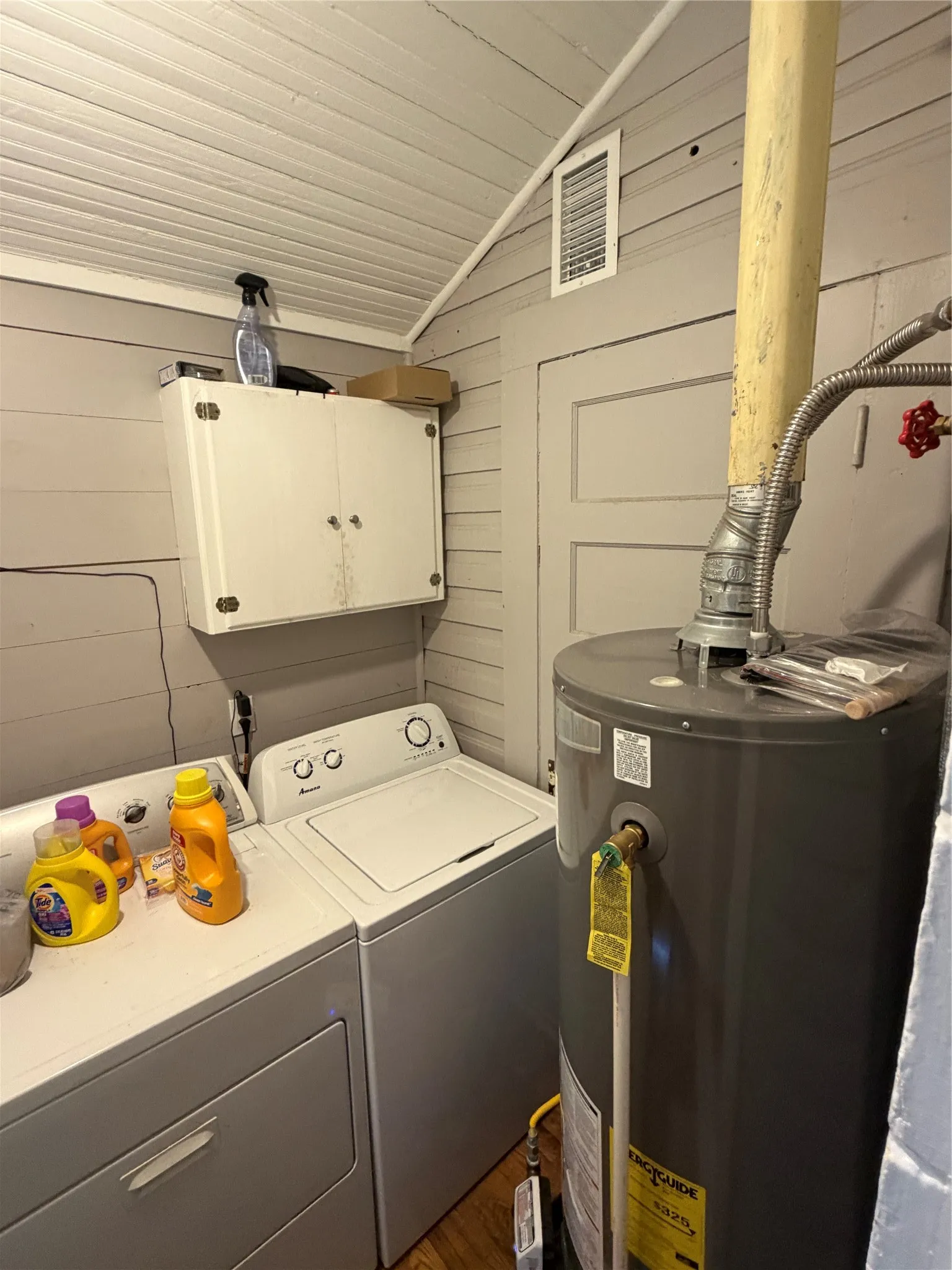 Single Family Residence For Sale in Hill County , 601 N San Jacinto Street, Whitney, Texas 76692, 3 Bedroom, 1 Bathroom, Garage spaces, 1,496 Sqft, built in 1900, mls#21328745, Real Estate Agent in Whitney, Homes For Sale in Hill county, Homes For Sale in Whitney, Realtor in Whitney Texas, Real Estate Brokerage Independent Realty Texas, Luminita Cordes Realtor