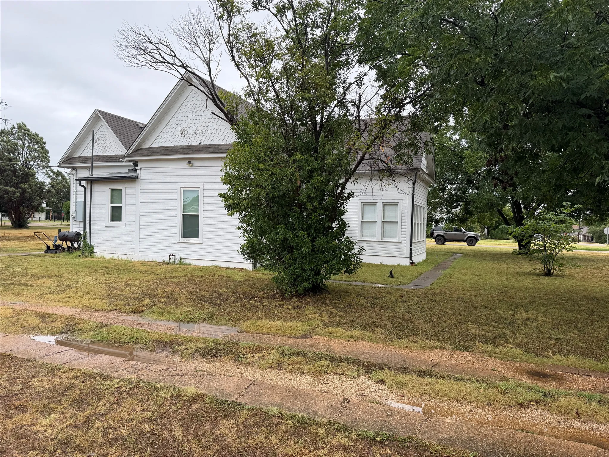 Single Family Residence For Sale in Hill County , 601 N San Jacinto Street, Whitney, Texas 76692, 3 Bedroom, 1 Bathroom, Garage spaces, 1,496 Sqft, built in 1900, mls#21328745, Real Estate Agent in Whitney, Homes For Sale in Hill county, Homes For Sale in Whitney, Realtor in Whitney Texas, Real Estate Brokerage Independent Realty Texas, Luminita Cordes Realtor