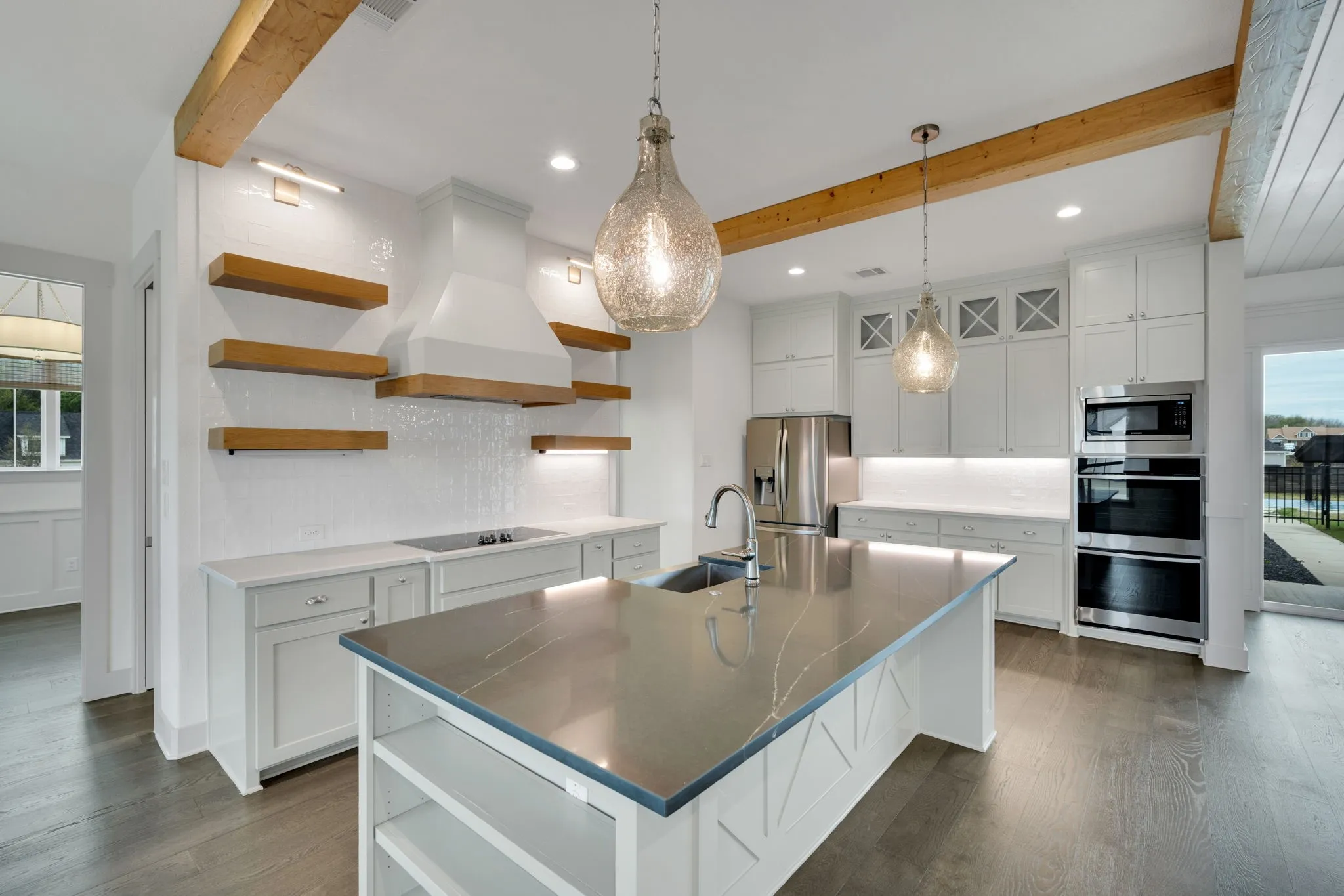 Amazing kitchen with double ovens, refrigerator included
