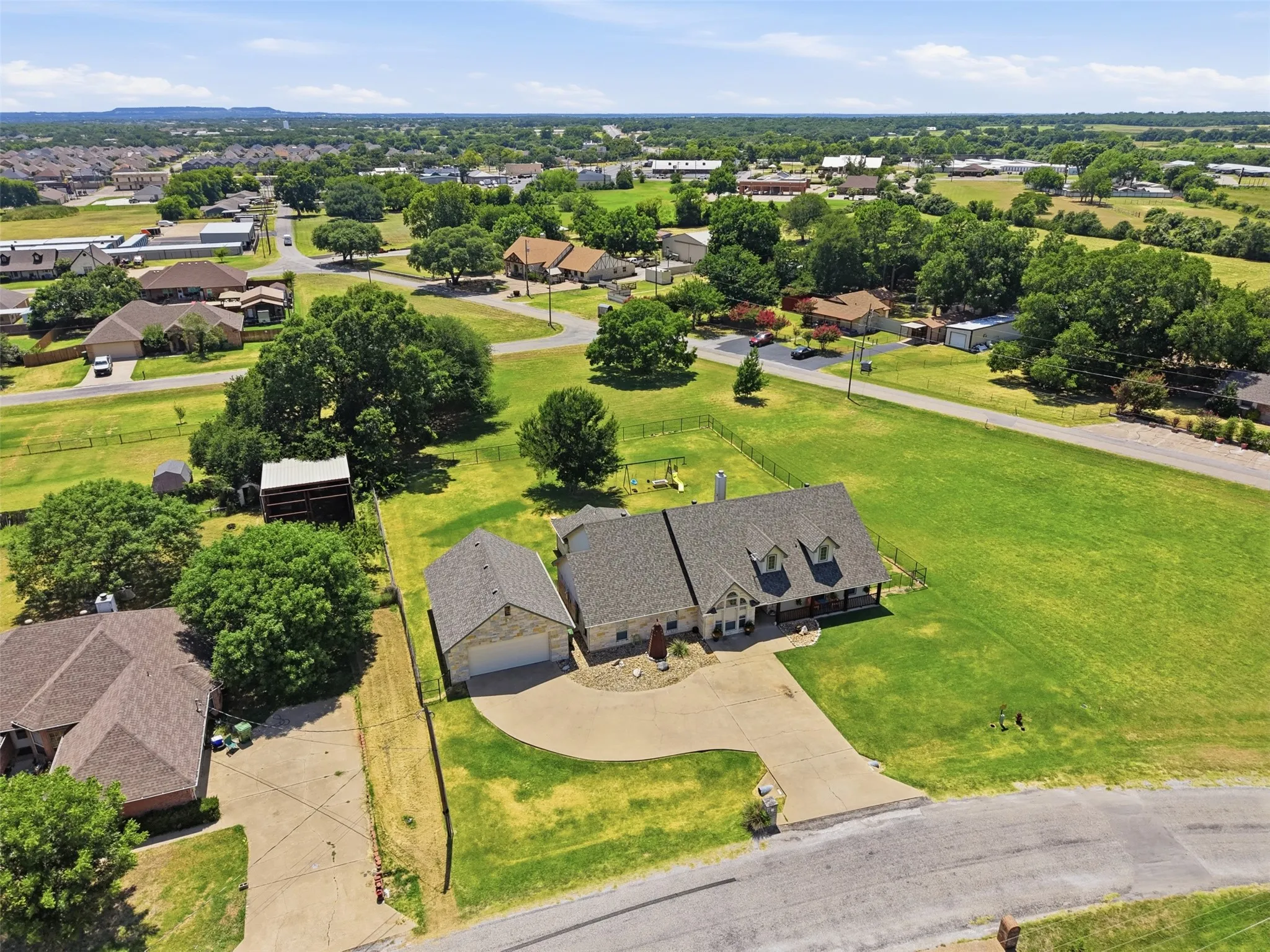 Single Family Residence For Sale in Hood County , 3102 Walnut Creek Parkway, Granbury, Texas 76049, 4 Bedroom, 3 Bathroom, 4 Garage spaces, 2,919 Sqft, built in 2006, mls#21328713, Real Estate Agent in Granbury, Homes For Sale in Hood county, Homes For Sale in Granbury, Realtor in Granbury Texas, Real Estate Brokerage Independent Realty Texas, Luminita Cordes Realtor