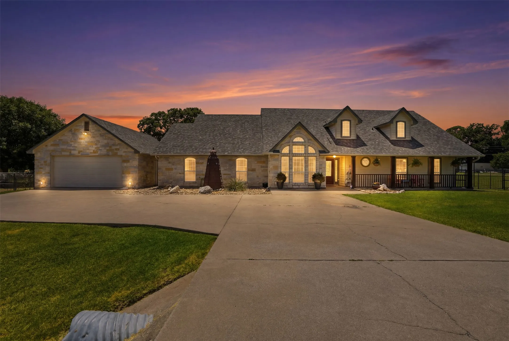 Single Family Residence For Sale in Hood County , 3102 Walnut Creek Parkway, Granbury, Texas 76049, 4 Bedroom, 3 Bathroom, 4 Garage spaces, 2,919 Sqft, built in 2006, mls#21328713, Real Estate Agent in Granbury, Homes For Sale in Hood county, Homes For Sale in Granbury, Realtor in Granbury Texas, Real Estate Brokerage Independent Realty Texas, Luminita Cordes Realtor
