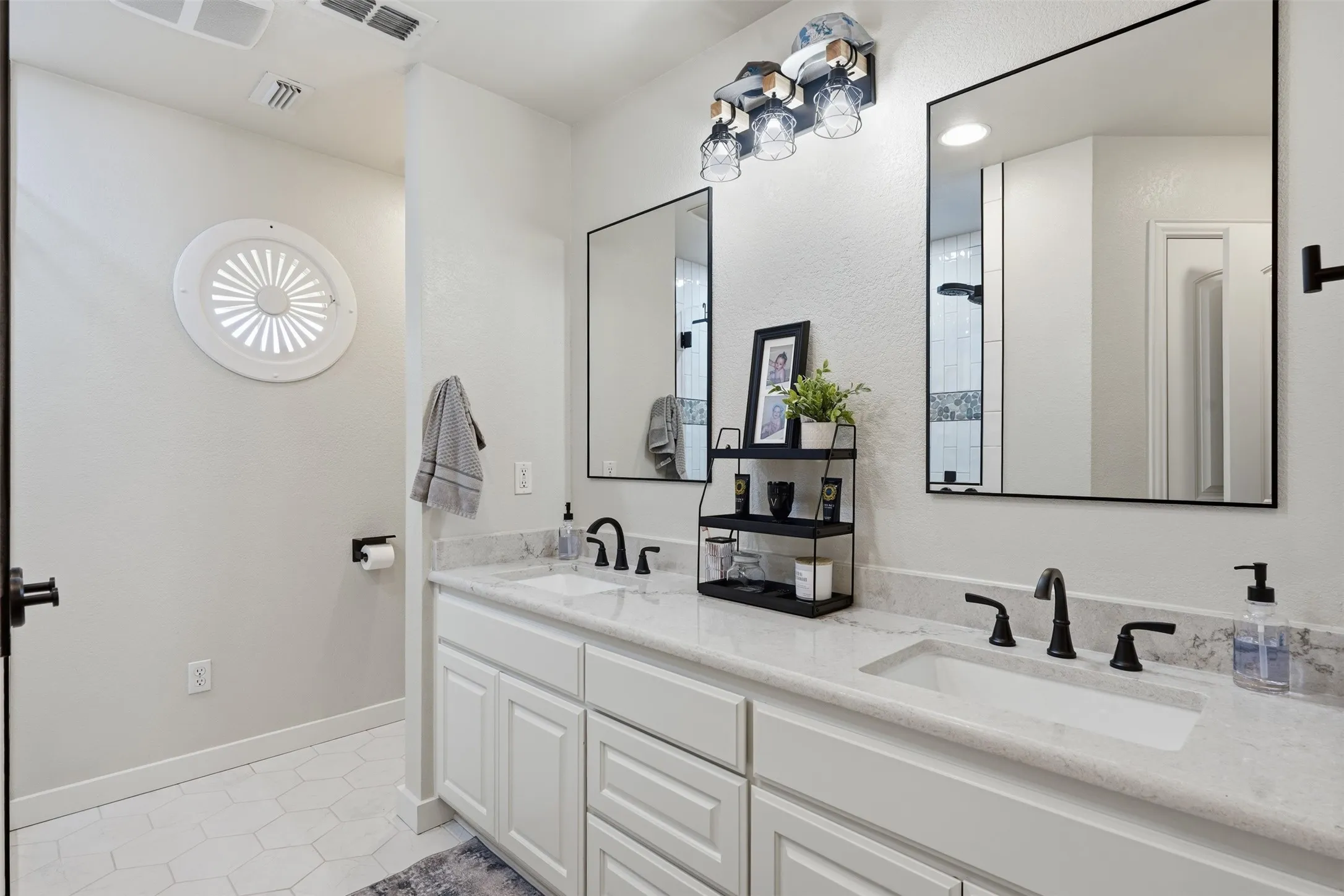 Single Family Residence For Sale in Hood County , 3102 Walnut Creek Parkway, Granbury, Texas 76049, 4 Bedroom, 3 Bathroom, 4 Garage spaces, 2,919 Sqft, built in 2006, mls#21328713, Real Estate Agent in Granbury, Homes For Sale in Hood county, Homes For Sale in Granbury, Realtor in Granbury Texas, Real Estate Brokerage Independent Realty Texas, Luminita Cordes Realtor