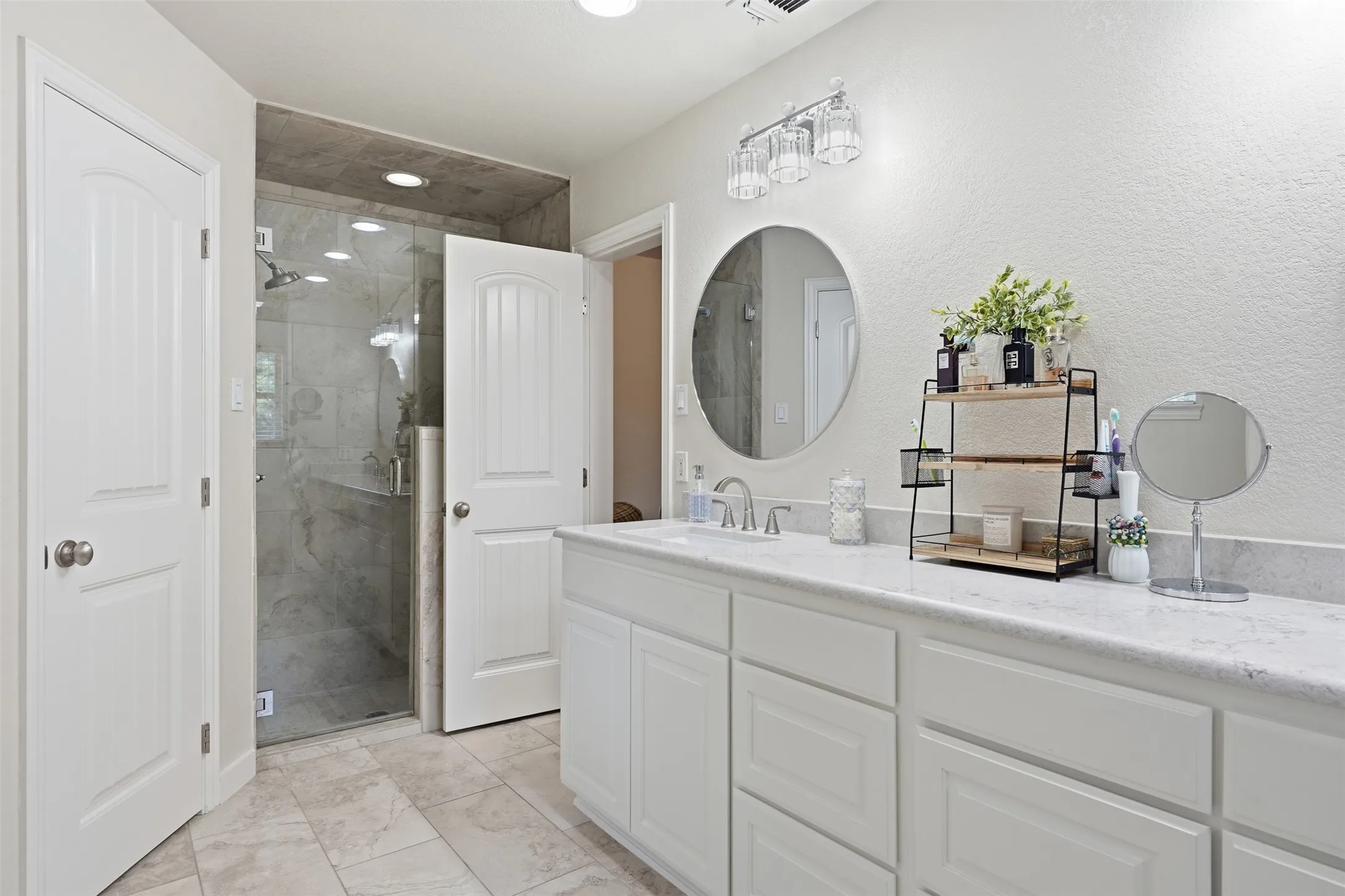 Single Family Residence For Sale in Hood County , 3102 Walnut Creek Parkway, Granbury, Texas 76049, 4 Bedroom, 3 Bathroom, 4 Garage spaces, 2,919 Sqft, built in 2006, mls#21328713, Real Estate Agent in Granbury, Homes For Sale in Hood county, Homes For Sale in Granbury, Realtor in Granbury Texas, Real Estate Brokerage Independent Realty Texas, Luminita Cordes Realtor