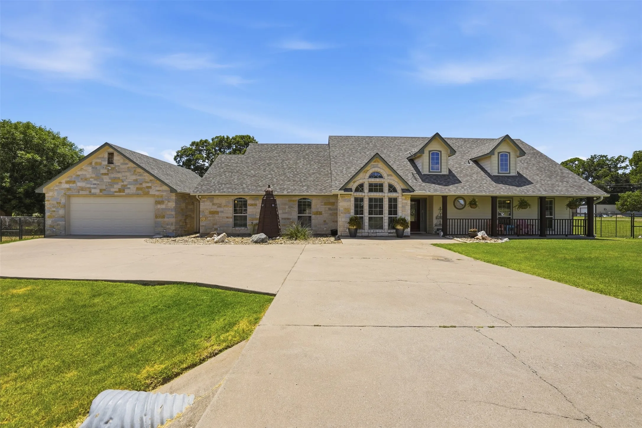 Single Family Residence For Sale in Hood County , 3102 Walnut Creek Parkway, Granbury, Texas 76049, 4 Bedroom, 3 Bathroom, 4 Garage spaces, 2,919 Sqft, built in 2006, mls#21328713, Real Estate Agent in Granbury, Homes For Sale in Hood county, Homes For Sale in Granbury, Realtor in Granbury Texas, Real Estate Brokerage Independent Realty Texas, Luminita Cordes Realtor
