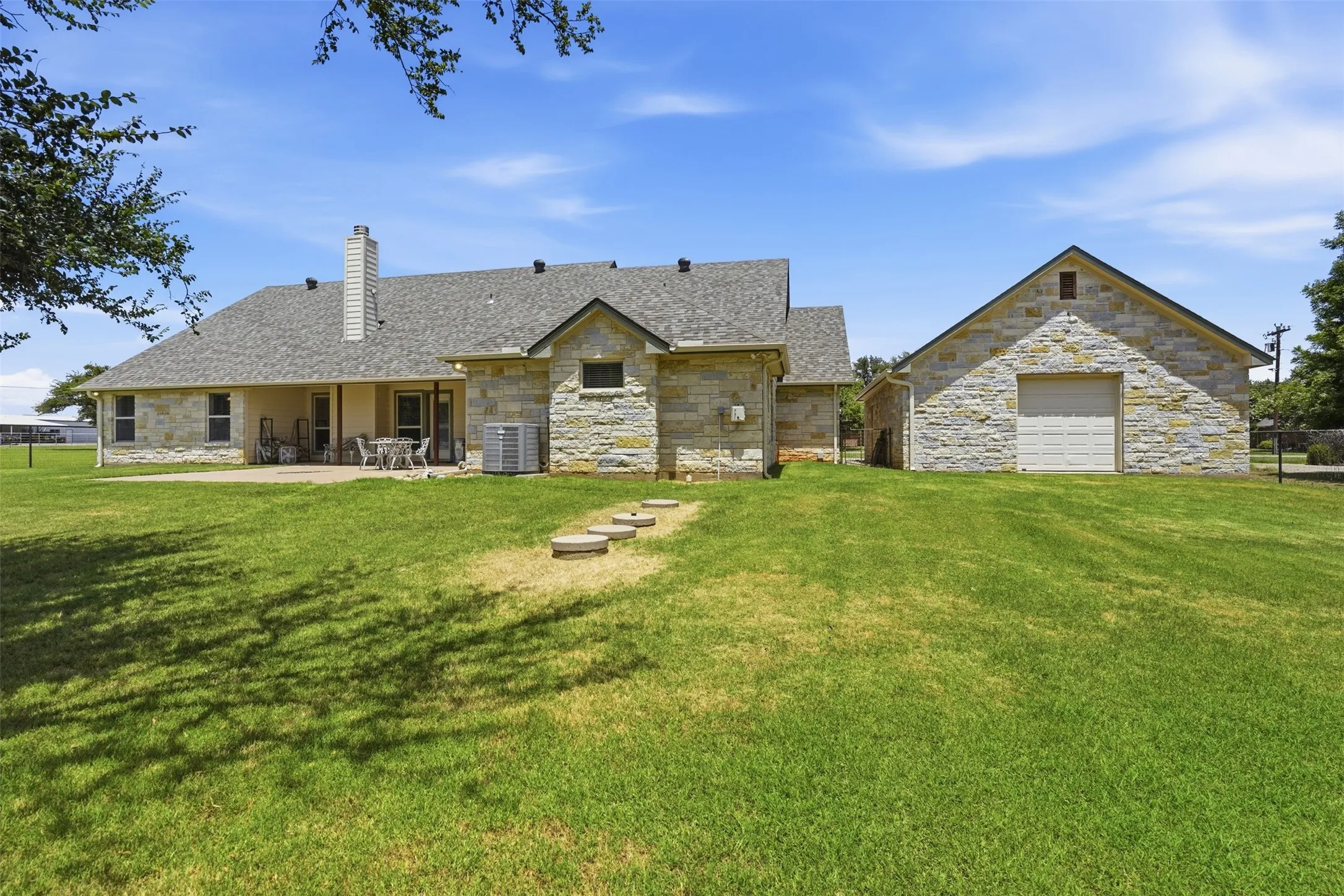 Single Family Residence For Sale in Hood County , 3102 Walnut Creek Parkway, Granbury, Texas 76049, 4 Bedroom, 3 Bathroom, 4 Garage spaces, 2,919 Sqft, built in 2006, mls#21328713, Real Estate Agent in Granbury, Homes For Sale in Hood county, Homes For Sale in Granbury, Realtor in Granbury Texas, Real Estate Brokerage Independent Realty Texas, Luminita Cordes Realtor