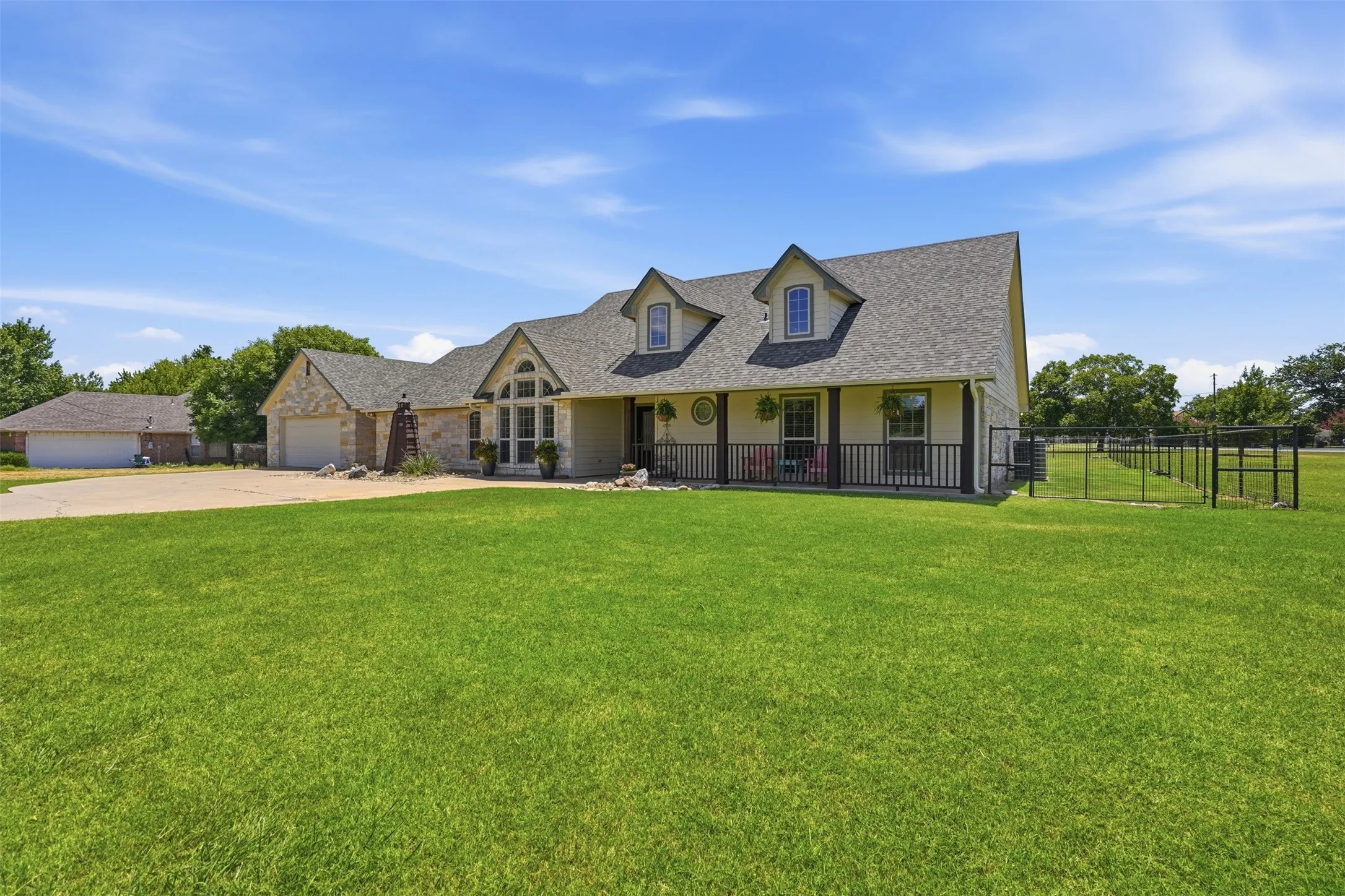 Single Family Residence For Sale in Hood County , 3102 Walnut Creek Parkway, Granbury, Texas 76049, 4 Bedroom, 3 Bathroom, 4 Garage spaces, 2,919 Sqft, built in 2006, mls#21328713, Real Estate Agent in Granbury, Homes For Sale in Hood county, Homes For Sale in Granbury, Realtor in Granbury Texas, Real Estate Brokerage Independent Realty Texas, Luminita Cordes Realtor