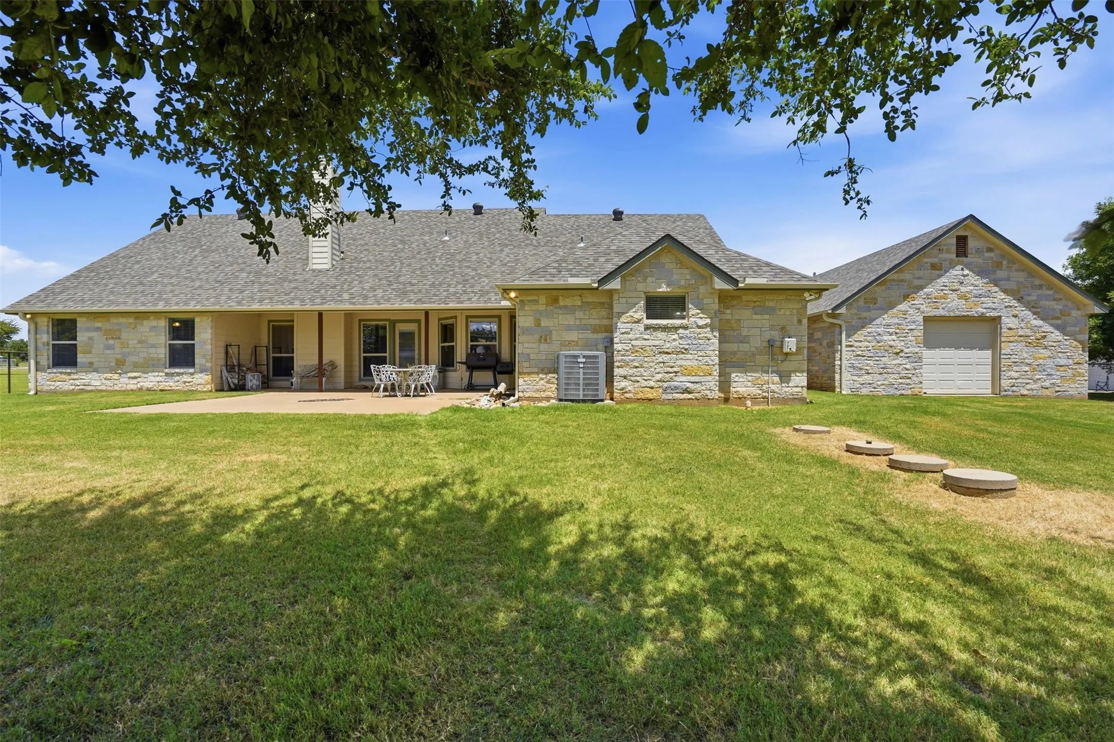 Single Family Residence For Sale in Hood County , 3102 Walnut Creek Parkway, Granbury, Texas 76049, 4 Bedroom, 3 Bathroom, 4 Garage spaces, 2,919 Sqft, built in 2006, mls#21328713, Real Estate Agent in Granbury, Homes For Sale in Hood county, Homes For Sale in Granbury, Realtor in Granbury Texas, Real Estate Brokerage Independent Realty Texas, Luminita Cordes Realtor