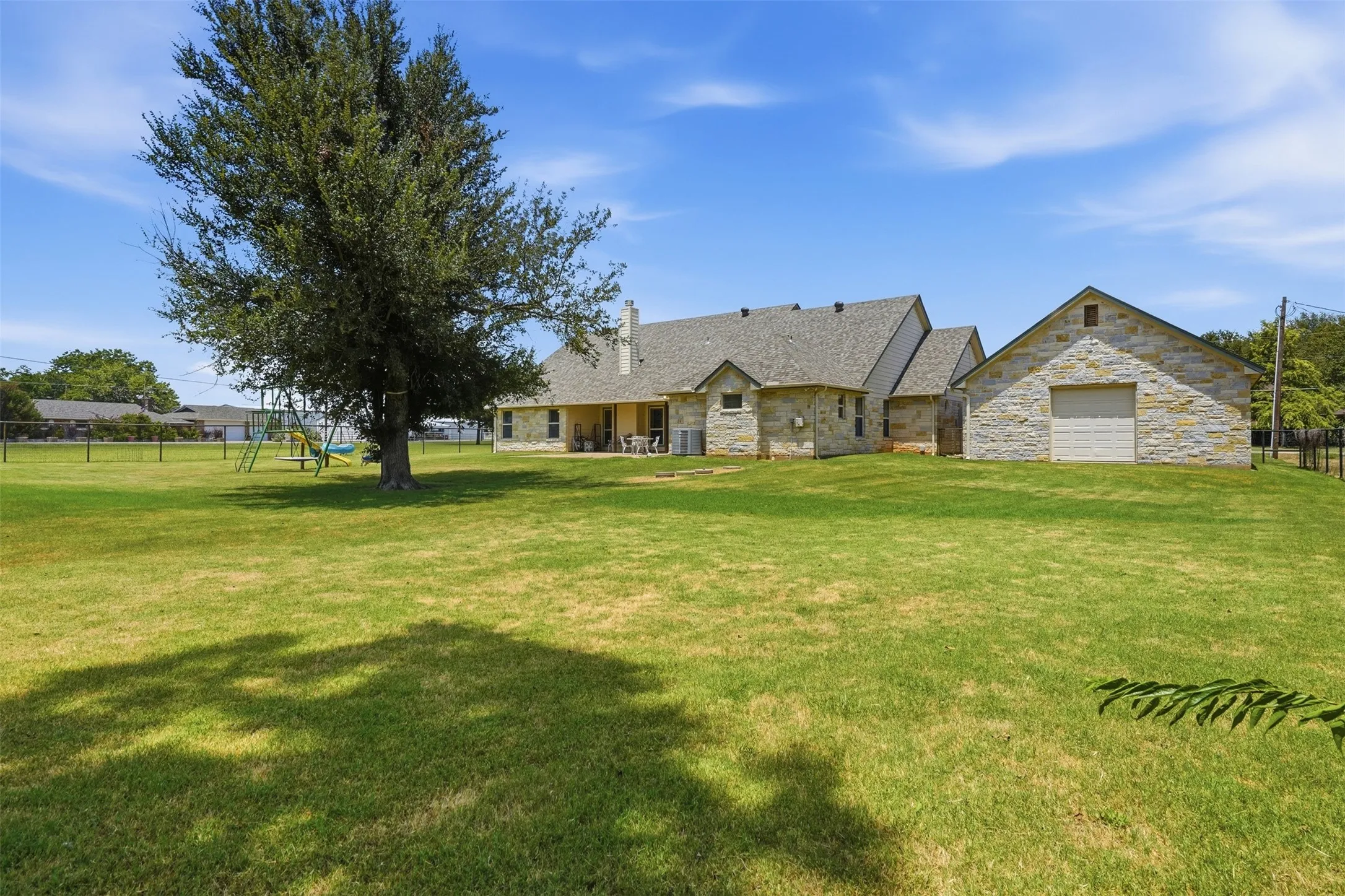 Single Family Residence For Sale in Hood County , 3102 Walnut Creek Parkway, Granbury, Texas 76049, 4 Bedroom, 3 Bathroom, 4 Garage spaces, 2,919 Sqft, built in 2006, mls#21328713, Real Estate Agent in Granbury, Homes For Sale in Hood county, Homes For Sale in Granbury, Realtor in Granbury Texas, Real Estate Brokerage Independent Realty Texas, Luminita Cordes Realtor