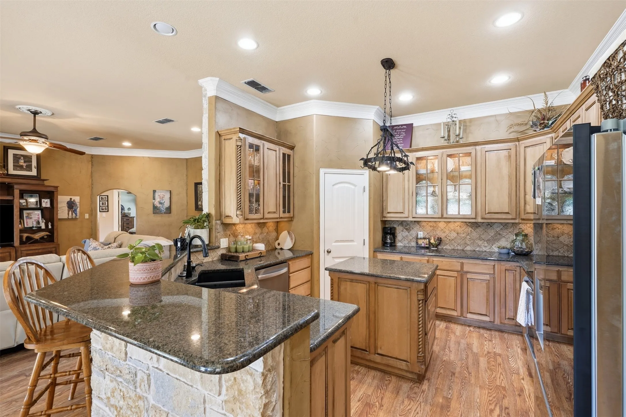 Single Family Residence For Sale in Hood County , 3102 Walnut Creek Parkway, Granbury, Texas 76049, 4 Bedroom, 3 Bathroom, 4 Garage spaces, 2,919 Sqft, built in 2006, mls#21328713, Real Estate Agent in Granbury, Homes For Sale in Hood county, Homes For Sale in Granbury, Realtor in Granbury Texas, Real Estate Brokerage Independent Realty Texas, Luminita Cordes Realtor