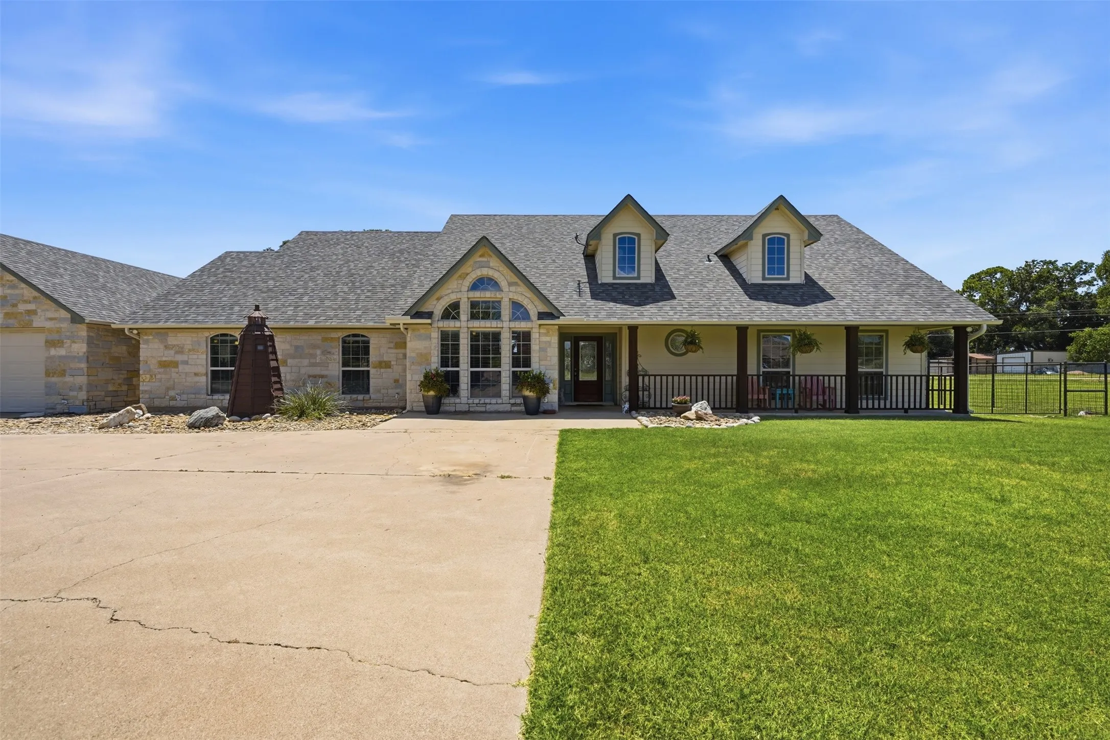 Single Family Residence For Sale in Hood County , 3102 Walnut Creek Parkway, Granbury, Texas 76049, 4 Bedroom, 3 Bathroom, 4 Garage spaces, 2,919 Sqft, built in 2006, mls#21328713, Real Estate Agent in Granbury, Homes For Sale in Hood county, Homes For Sale in Granbury, Realtor in Granbury Texas, Real Estate Brokerage Independent Realty Texas, Luminita Cordes Realtor