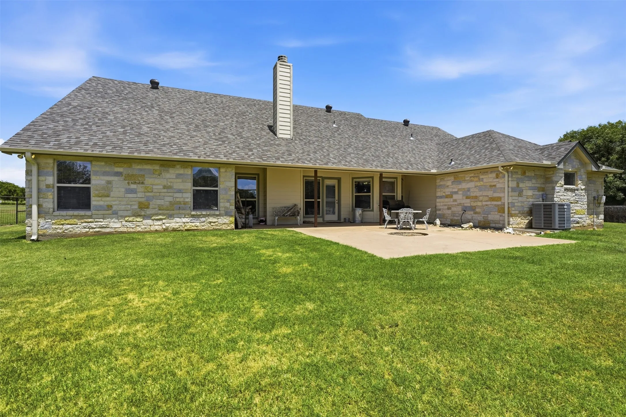 Single Family Residence For Sale in Hood County , 3102 Walnut Creek Parkway, Granbury, Texas 76049, 4 Bedroom, 3 Bathroom, 4 Garage spaces, 2,919 Sqft, built in 2006, mls#21328713, Real Estate Agent in Granbury, Homes For Sale in Hood county, Homes For Sale in Granbury, Realtor in Granbury Texas, Real Estate Brokerage Independent Realty Texas, Luminita Cordes Realtor