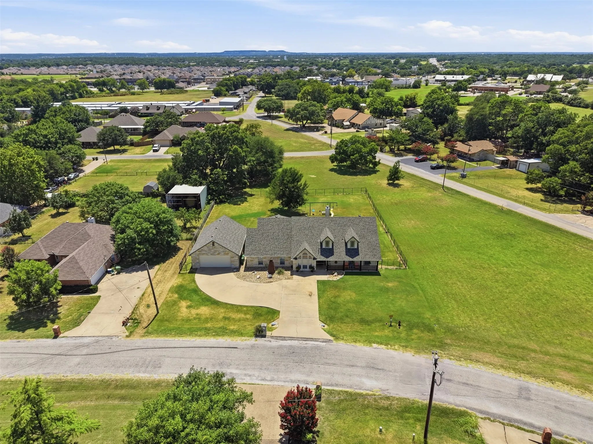 Single Family Residence For Sale in Hood County , 3102 Walnut Creek Parkway, Granbury, Texas 76049, 4 Bedroom, 3 Bathroom, 4 Garage spaces, 2,919 Sqft, built in 2006, mls#21328713, Real Estate Agent in Granbury, Homes For Sale in Hood county, Homes For Sale in Granbury, Realtor in Granbury Texas, Real Estate Brokerage Independent Realty Texas, Luminita Cordes Realtor