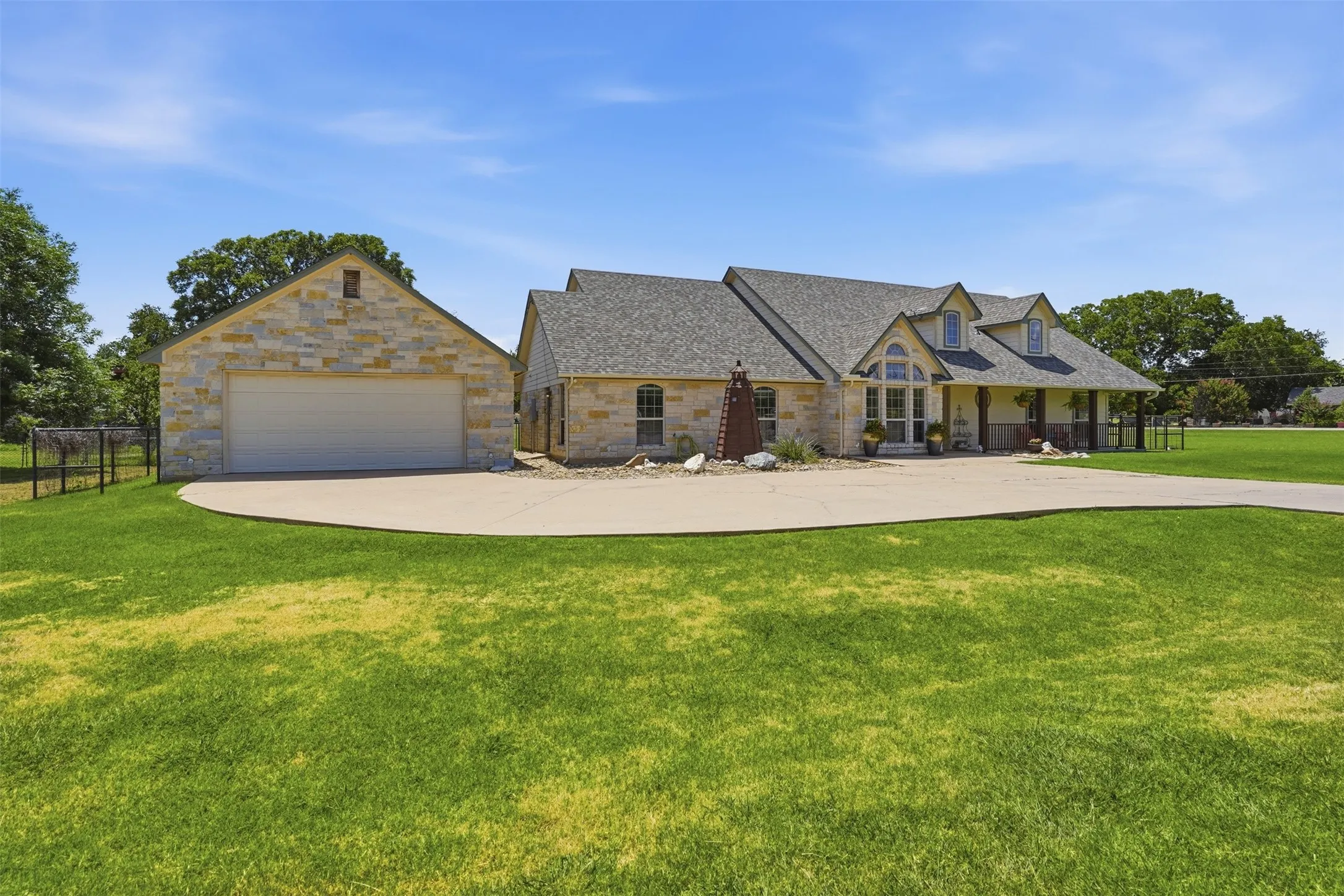 Single Family Residence For Sale in Hood County , 3102 Walnut Creek Parkway, Granbury, Texas 76049, 4 Bedroom, 3 Bathroom, 4 Garage spaces, 2,919 Sqft, built in 2006, mls#21328713, Real Estate Agent in Granbury, Homes For Sale in Hood county, Homes For Sale in Granbury, Realtor in Granbury Texas, Real Estate Brokerage Independent Realty Texas, Luminita Cordes Realtor