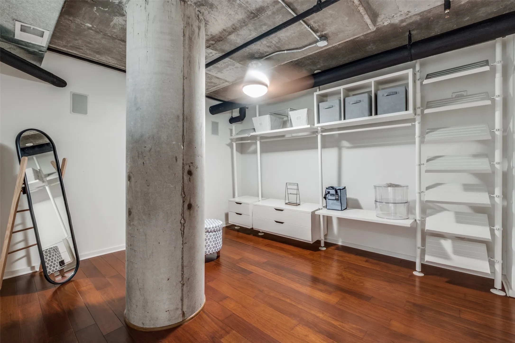 Condominium For Sale in Dallas County , 3110 Thomas Avenue 111, Dallas, Texas 75204, 4 Bedroom, 3 Bathroom, 2 Garage spaces, 2,142 Sqft, built in 1998, mls#21328787, Real Estate Agent in Dallas, Homes For Sale in Dallas county, Homes For Sale in Dallas, Realtor in Dallas Texas, Real Estate Brokerage Independent Realty Texas, Luminita Cordes Realtor
