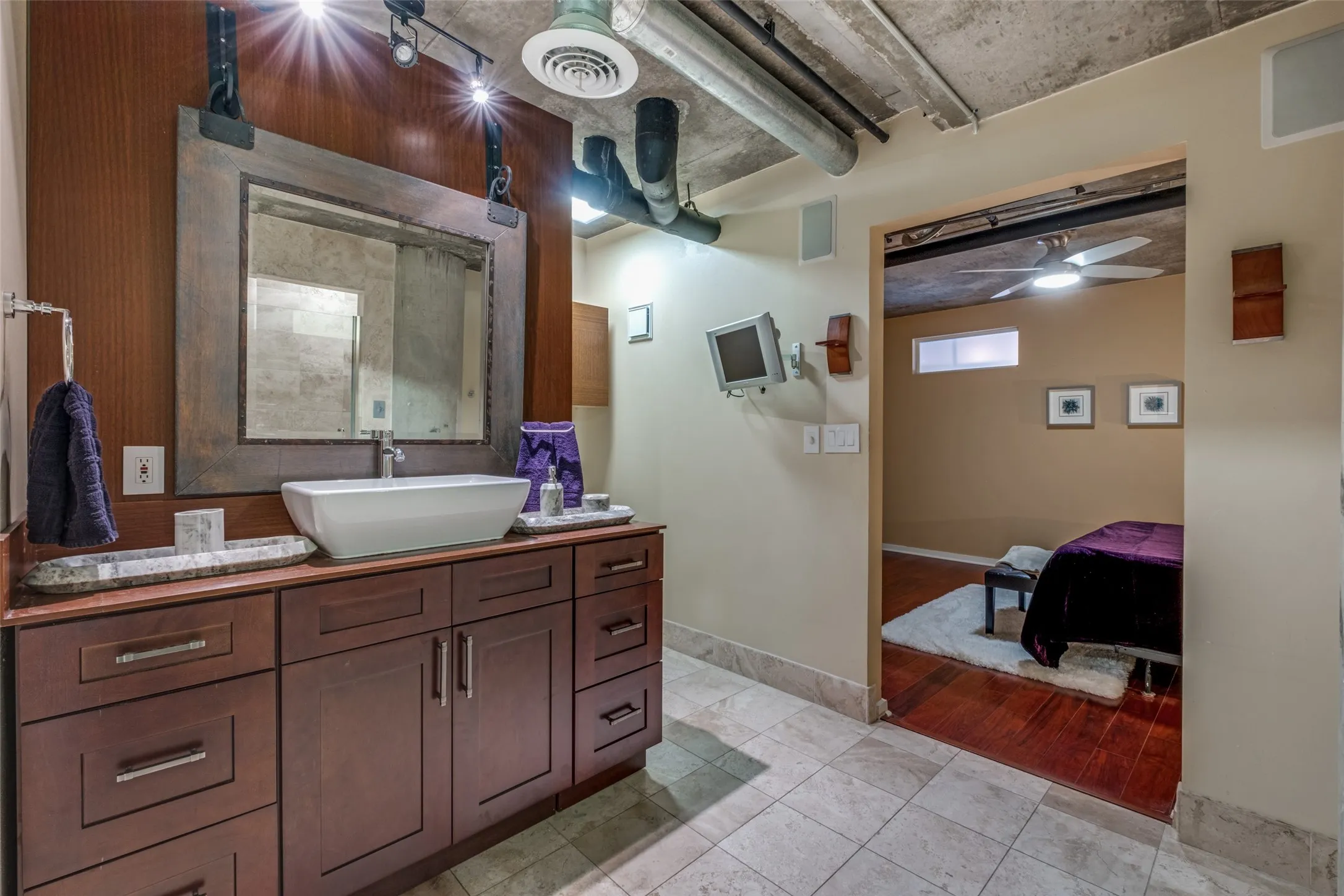 Condominium For Sale in Dallas County , 3110 Thomas Avenue 111, Dallas, Texas 75204, 4 Bedroom, 3 Bathroom, 2 Garage spaces, 2,142 Sqft, built in 1998, mls#21328787, Real Estate Agent in Dallas, Homes For Sale in Dallas county, Homes For Sale in Dallas, Realtor in Dallas Texas, Real Estate Brokerage Independent Realty Texas, Luminita Cordes Realtor