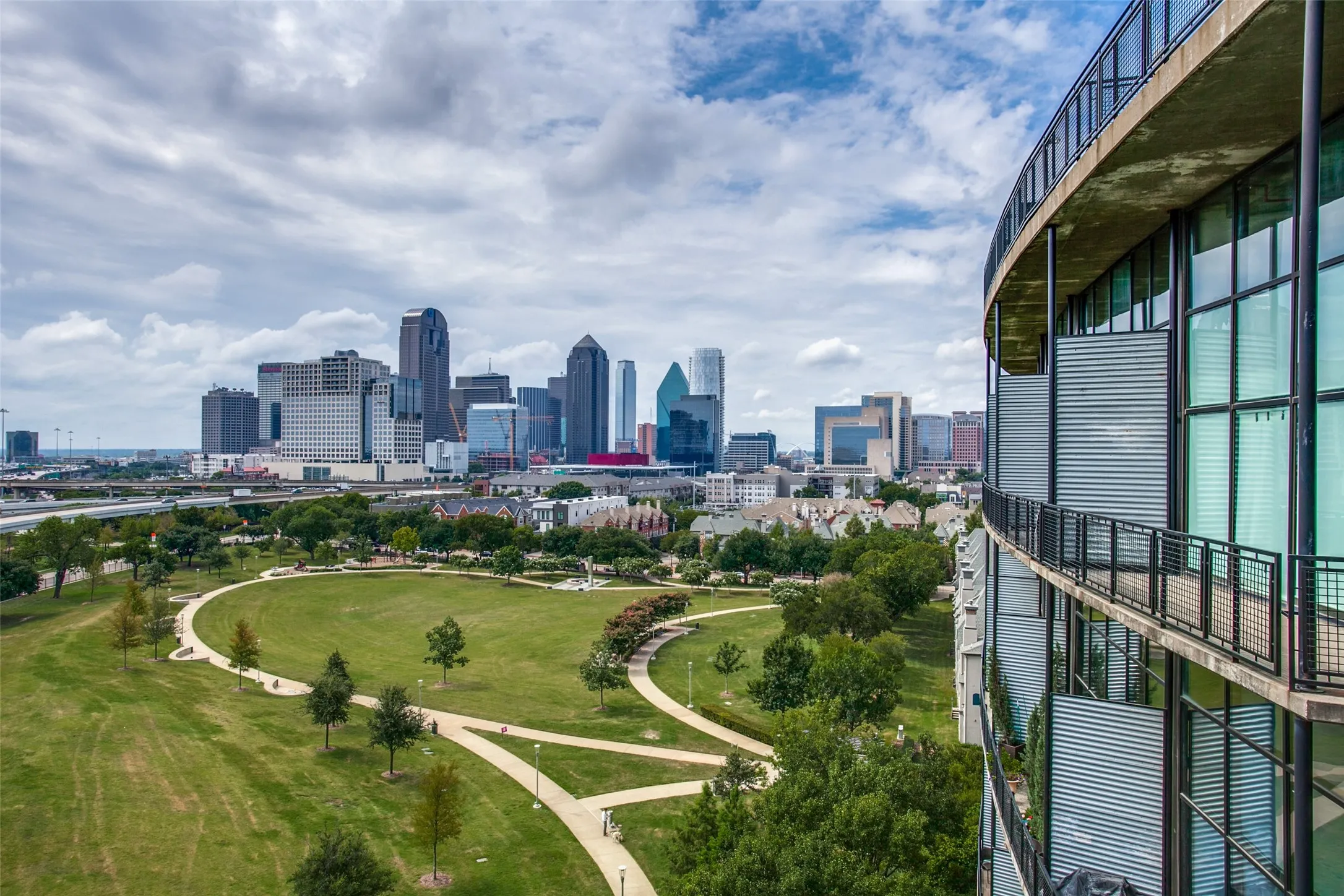 Condominium For Sale in Dallas County , 3110 Thomas Avenue 111, Dallas, Texas 75204, 4 Bedroom, 3 Bathroom, 2 Garage spaces, 2,142 Sqft, built in 1998, mls#21328787, Real Estate Agent in Dallas, Homes For Sale in Dallas county, Homes For Sale in Dallas, Realtor in Dallas Texas, Real Estate Brokerage Independent Realty Texas, Luminita Cordes Realtor