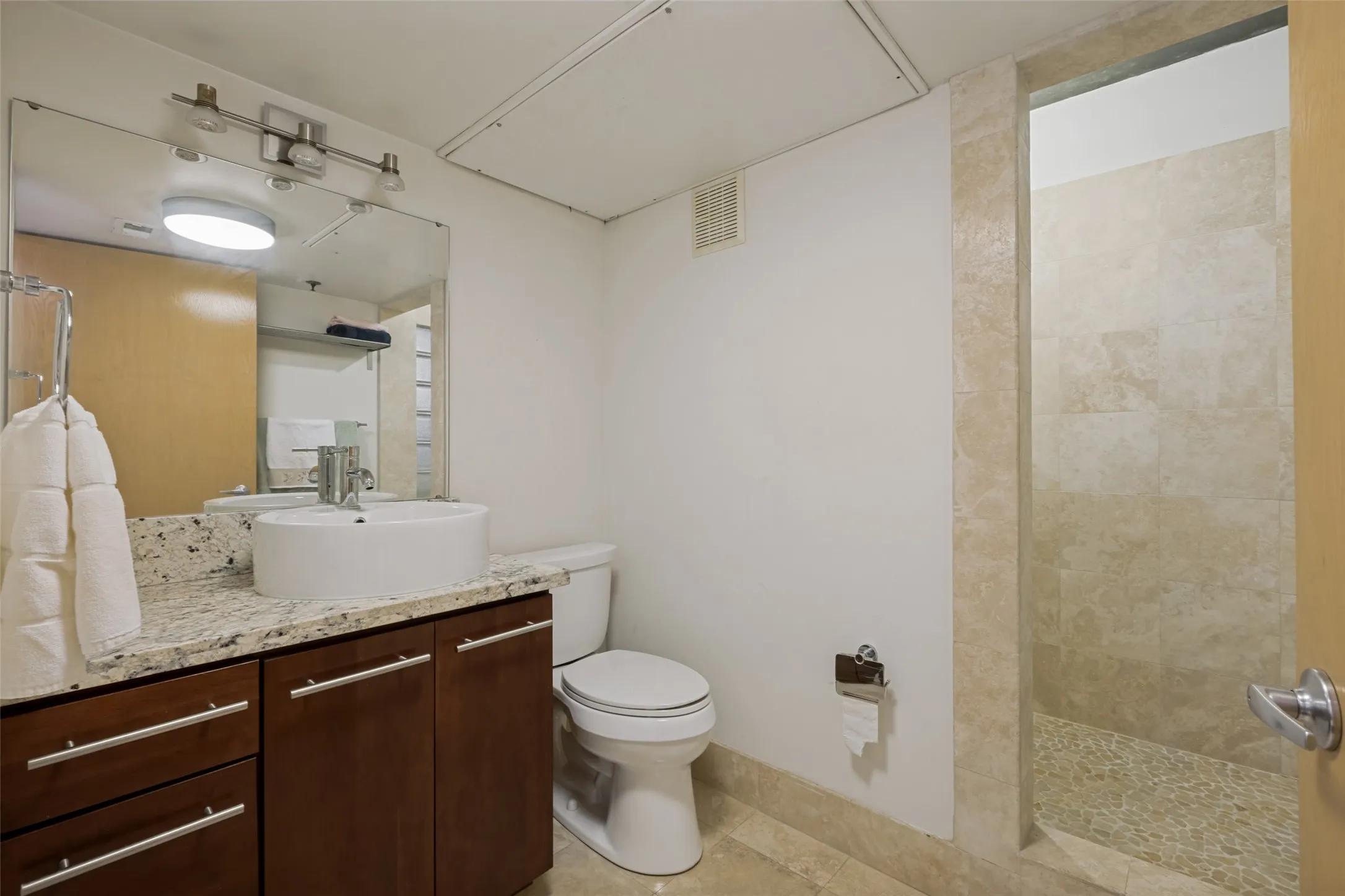 Condominium For Sale in Dallas County , 3110 Thomas Avenue 111, Dallas, Texas 75204, 4 Bedroom, 3 Bathroom, 2 Garage spaces, 2,142 Sqft, built in 1998, mls#21328787, Real Estate Agent in Dallas, Homes For Sale in Dallas county, Homes For Sale in Dallas, Realtor in Dallas Texas, Real Estate Brokerage Independent Realty Texas, Luminita Cordes Realtor