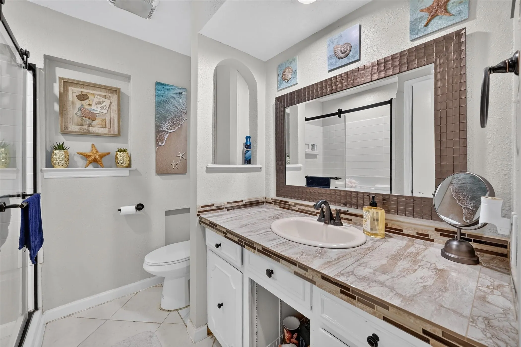 Main/Guest Bathroom, Level 1