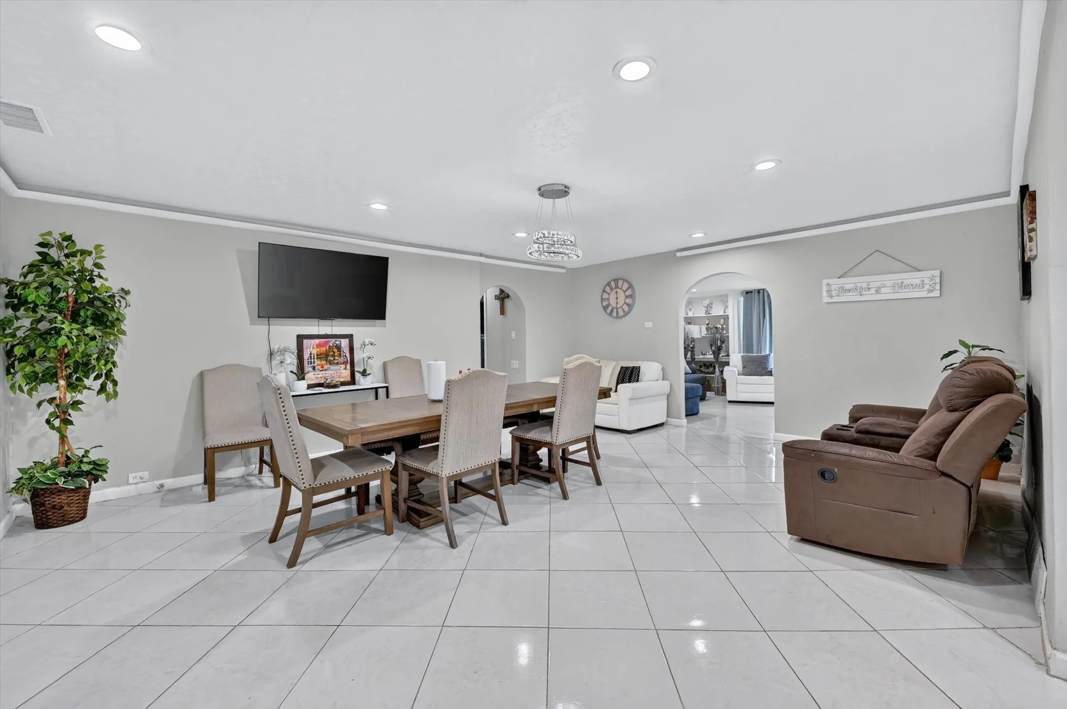 Single Family Residence For Sale in Tarrant County , 5716 Maryview Terrace, Haltom City, Texas 76117, 4 Bedroom, 4 Bathroom, Garage spaces, 5,102 Sqft, built in 1967, mls#21326620, Real Estate Agent in Haltom City, Homes For Sale in Tarrant county, Homes For Sale in Haltom City, Realtor in Haltom City Texas, Real Estate Brokerage Independent Realty Texas, Luminita Cordes Realtor